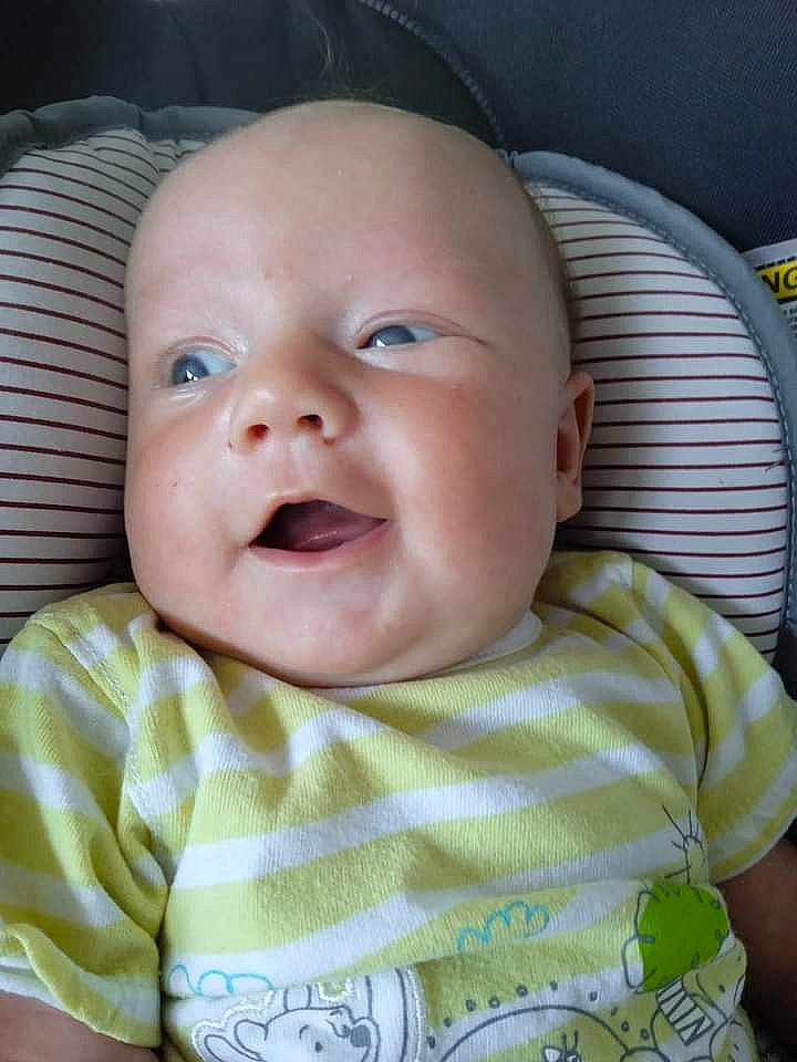 Délyno a rejoint le concours — aidez-le/la à gagner de superbes lots ! baby, baby_products, baby_toddler_clothing, cheek, child, chin, comfort, eye, eyebrow, grass, happy, iris, lip, mouth, nose, person, sitting, skin, sleeve, smile