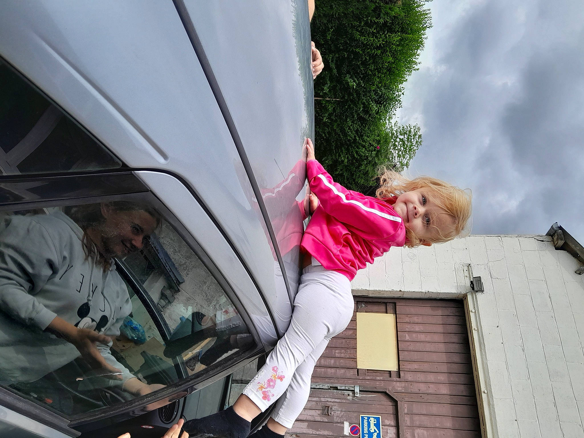 Délyna a rejoint le concours — aidez-le/la à gagner de superbes lots ! auto_part, automotive_design, automotive_exterior, automotive_lighting, automotive_wheel_system, family_car, house, human_leg, joy, leg, leisure, magenta, motor_vehicle, person, pink, plant, recreation, sky, tints_and_shades, tree