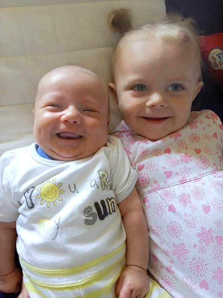 Délyna participe au concours pour gagner de l'argent avec cette photo : baby, baby_toddler_clothing, cheek, chin, eye, face, facial_expression, gesture, happy, head, human_body, iris, joy, lip, mouth, nose, person, skin, sleeve, smile