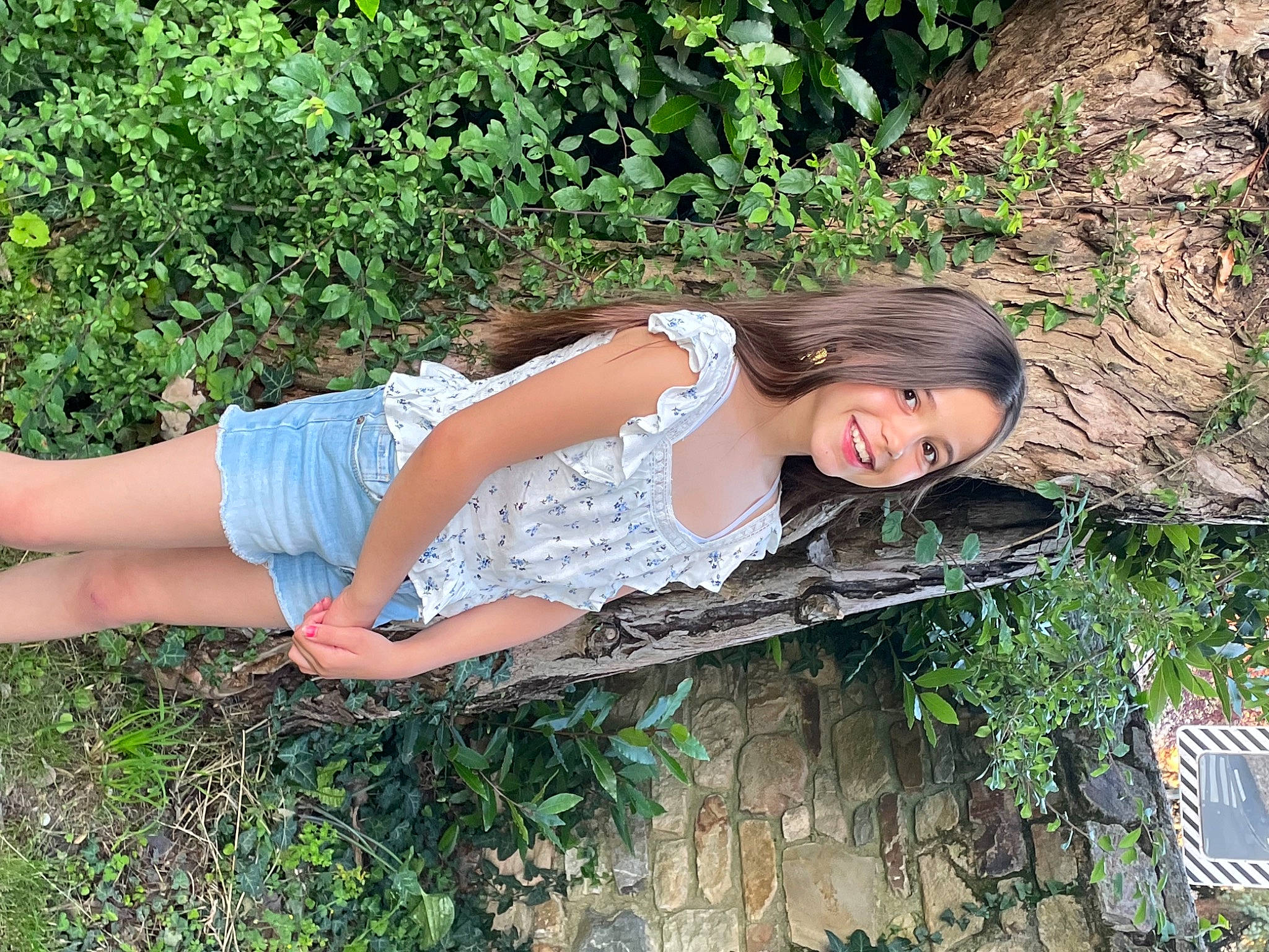 Loïse participe au concours pour gagner de l'argent avec cette photo : arm, elbow, fawn, fun, grass, grass_family, happy, human_leg, joint, joy, knee, landscape, leisure, pattern, people_in_nature, person, plant, sitting, smile, thigh