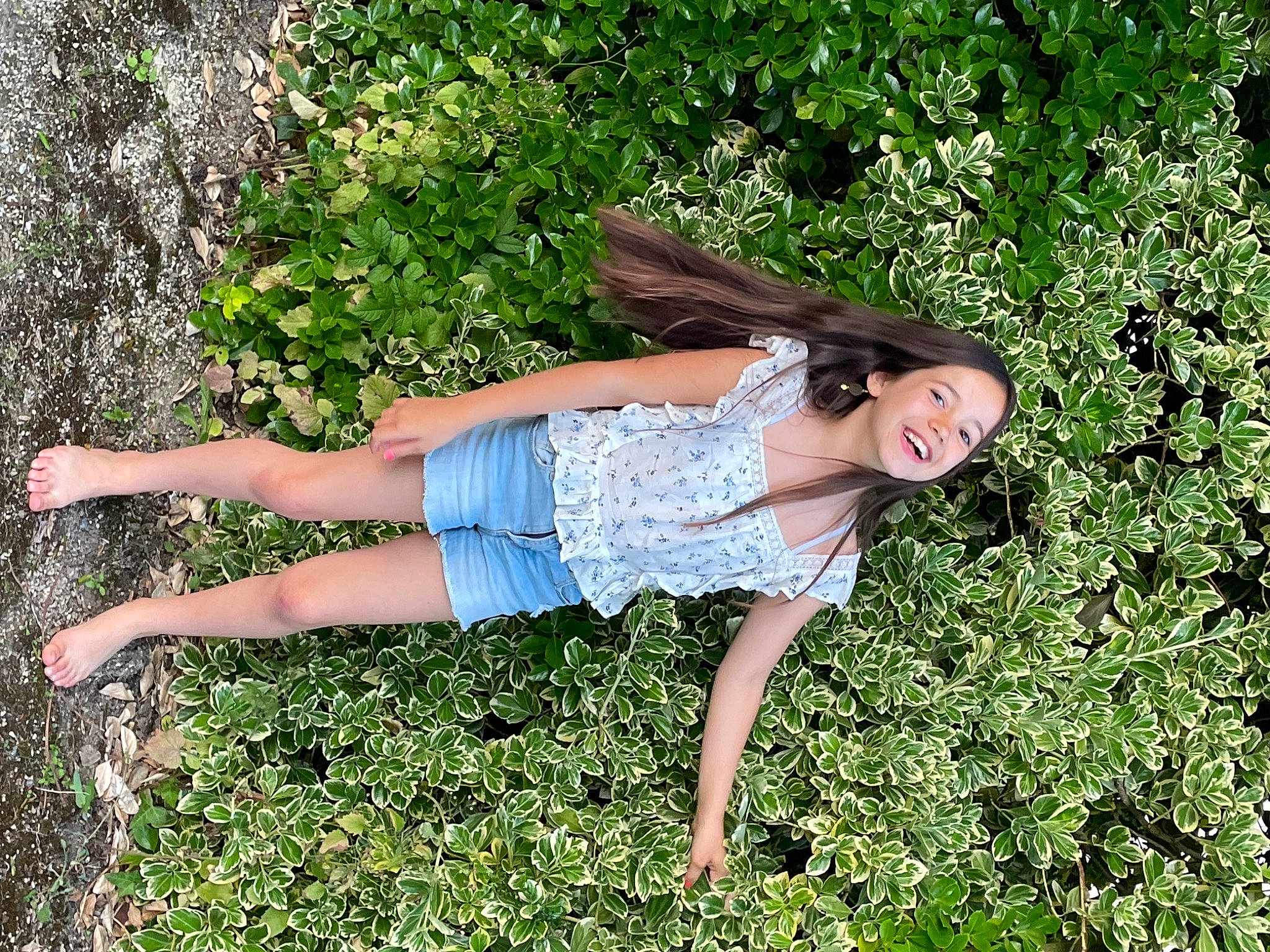 Loïse participe au concours pour gagner de l'argent avec cette photo : barefoot, botany, foot, fun, grass, grass_family, grassland, happy, hat, human_leg, joy, knee, leg, leisure, meadow, people_in_nature, person, plant, smile, sunglasses