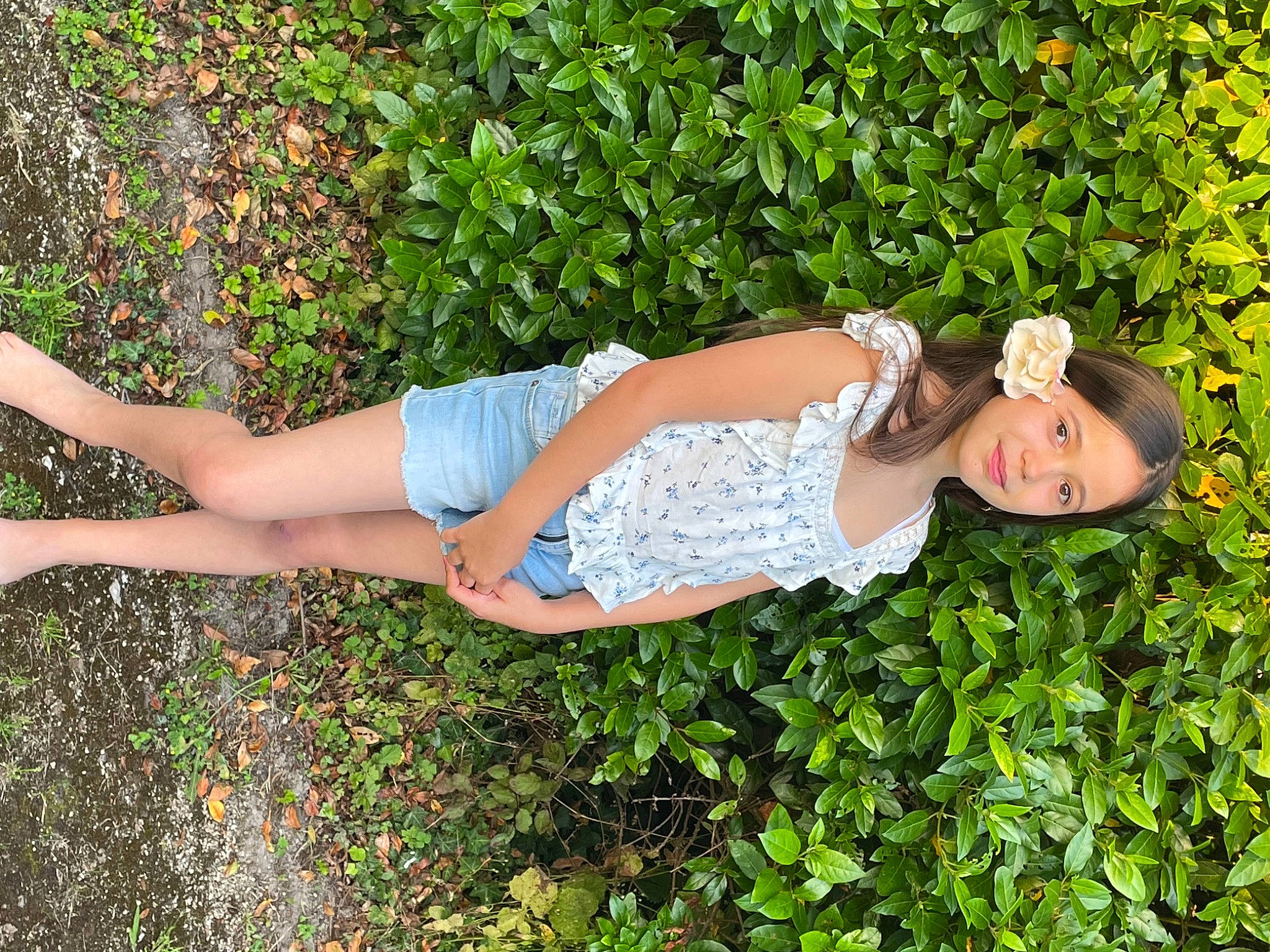 Loïse a rejoint le concours — aidez-le/la à gagner de superbes lots ! arm, botany, eyewear, face, finger, glasses, grass, human_body, human_leg, joint, joy, knee, leg, leisure, long_hair, people_in_nature, person, plant, shoulder, sunglasses