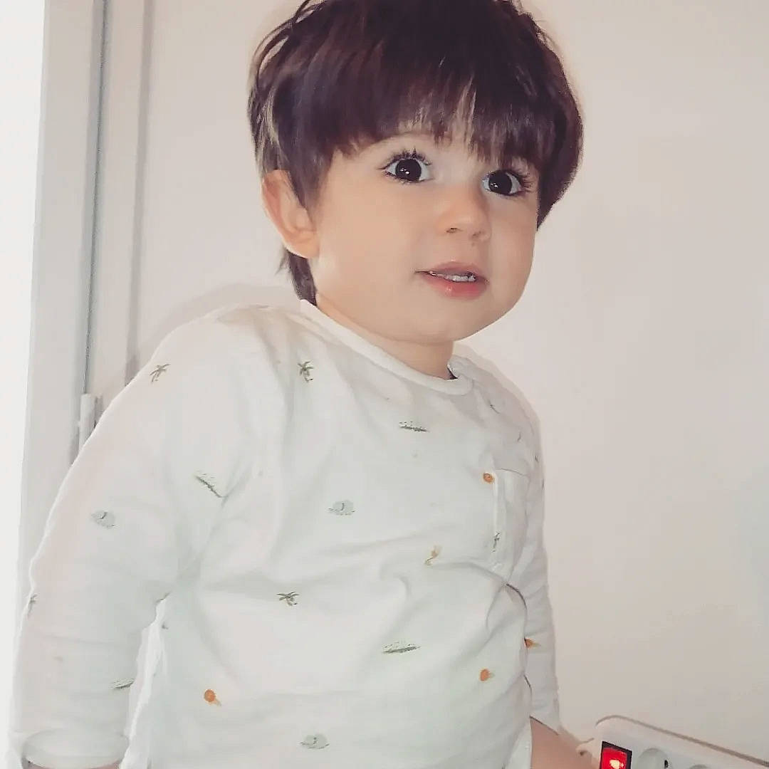 Yon a rejoint le concours — aidez-le/la à gagner de superbes lots ! baby, baby_toddler_clothing, child, collar, dress_shirt, elbow, face, formal_wear, hair, happy, head, human_body, long_sleeved_t_shirt, neck, nose, outerwear, person, sleeve, smile, t_shirt