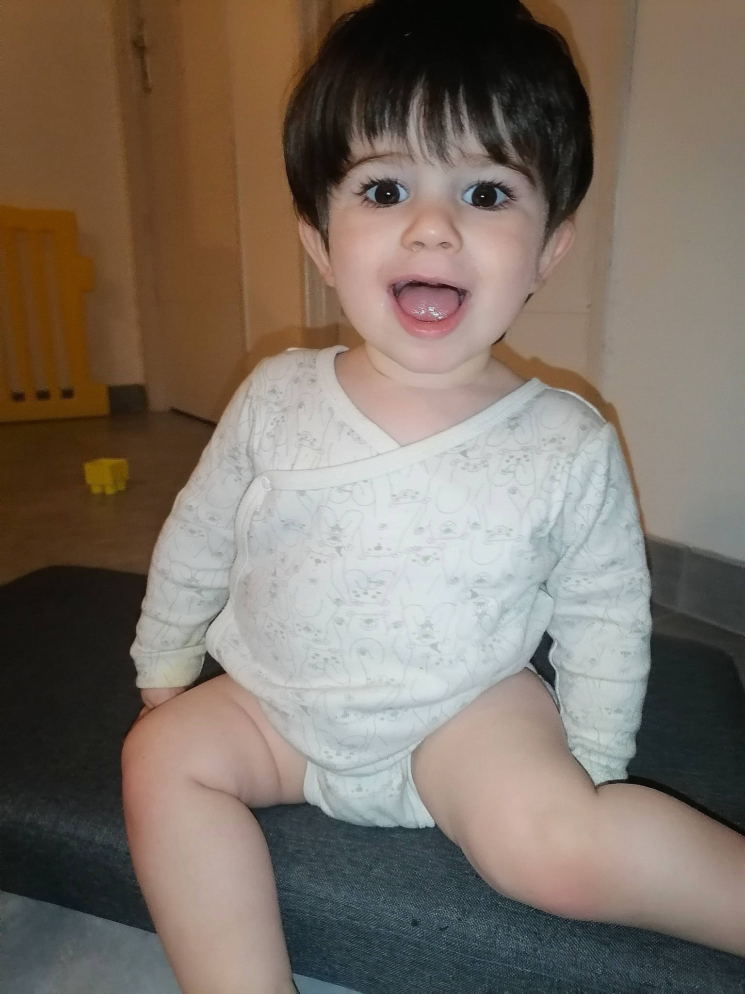 Yon a rejoint le concours — aidez-le/la à gagner de superbes lots ! baby_toddler_clothing, cheek, chin, elbow, eye, eyebrow, finger, head, human_body, iris, knee, leg, neck, nose, person, shoulder, skin, sleeve, smile, thigh