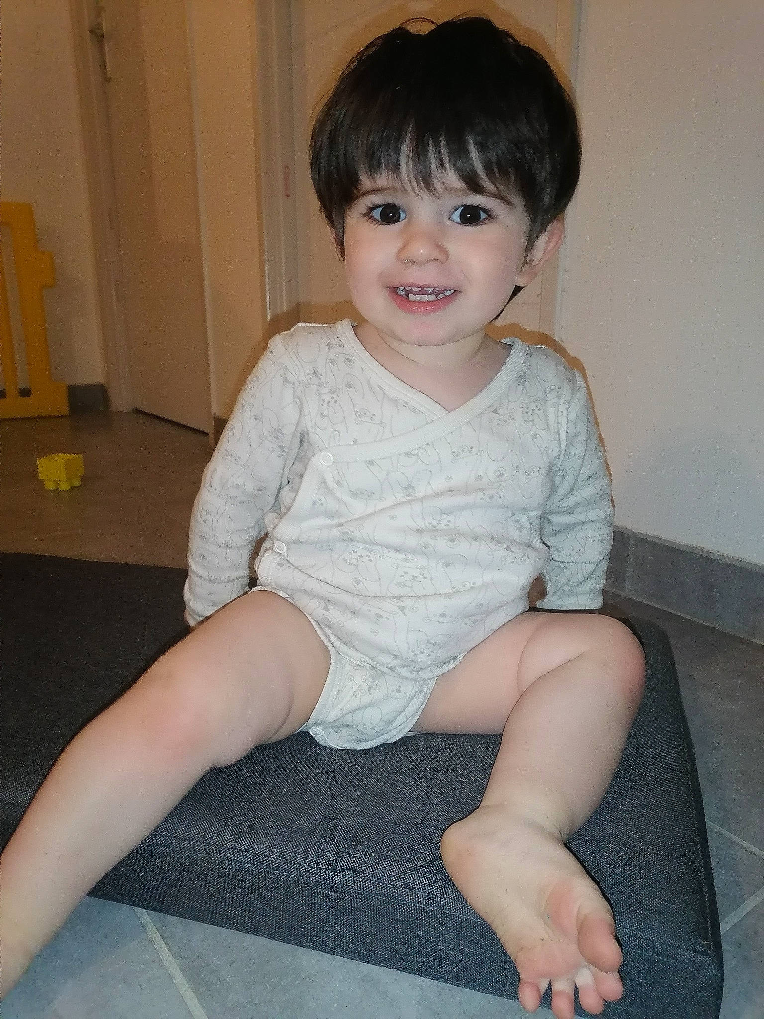 Yon a rejoint le concours — aidez-le/la à gagner de superbes lots ! arm, baby_toddler_clothing, cheek, chin, elbow, facial_expression, hair, hairstyle, head, human_body, human_leg, iris, joy, knee, neck, person, shoulder, skin, sleeve, smile