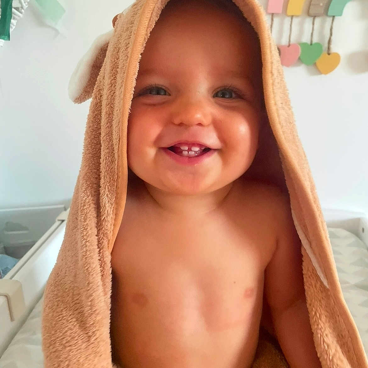 Robbie a rejoint le concours — aidez-le/la à gagner de superbes lots ! adorable, baby, blanket, child, cute, face, happy, head, indoors, infant, nursery, pastel_colors, person, skin, smile, soft, teeth, towel, wrapped, young_child
