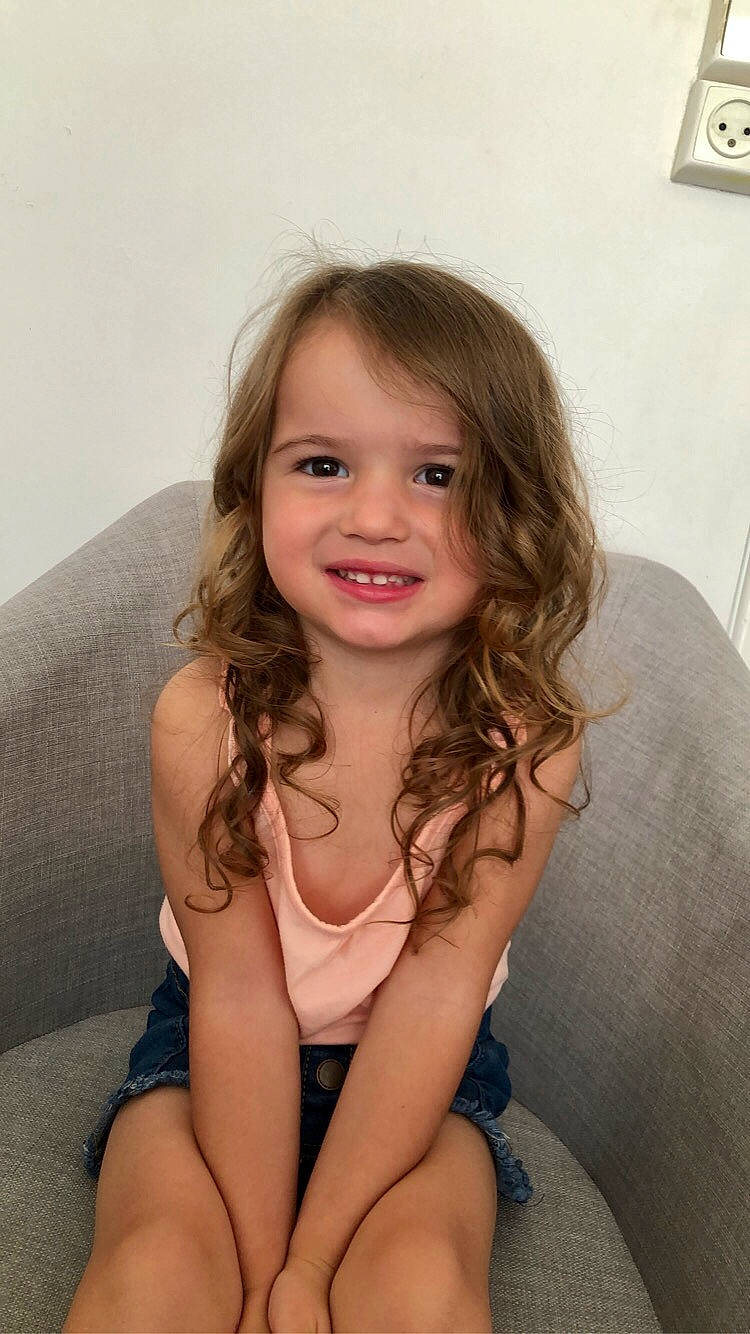 Mélia a rejoint le concours — aidez-le/la à gagner de superbes lots ! arm, cheek, chin, eye, eyebrow, eyelash, face, finger, flash_photography, happy, iris, joint, joy, leg, lip, neck, person, shoulder, skin, smile