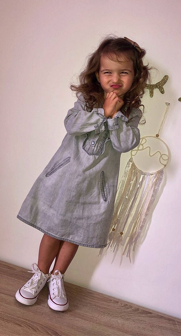 Mélia a rejoint le concours — aidez-le/la à gagner de superbes lots ! blond, child, cocktail_dress, day_dress, embellishment, fashion_accessory, fashion_design, formal_wear, fur, human_leg, knee, one_piece_garment, pattern, peach, person, pink, sleeve, sock, street_fashion, toddler