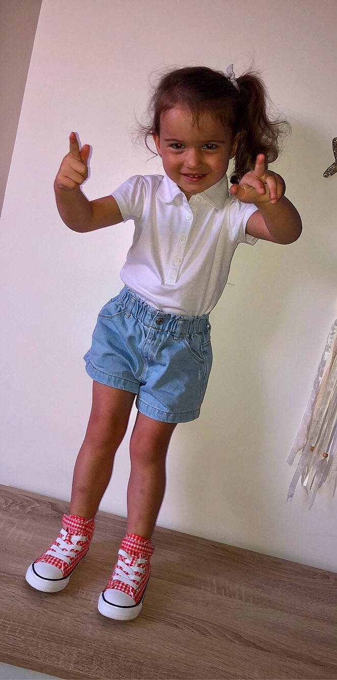 Mélia participe au concours pour gagner de l'argent avec cette photo : baby_toddler_clothing, beauty, child, gesture, happy, joint, joy, knee, magenta, organ, person, pink, shorts, shoulder, sleeve, smile, standing, t_shirt, thigh, toddler