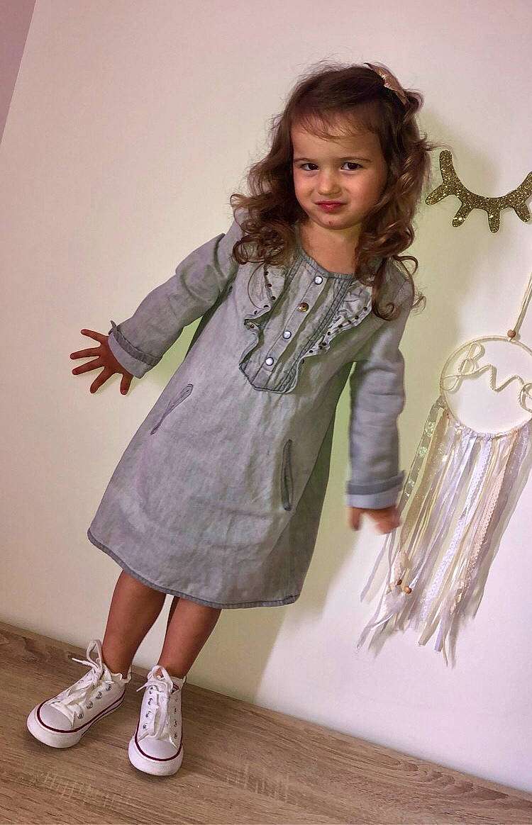 Mélia participe au concours pour gagner de l'argent avec cette photo : child, costume, event, fashion_accessory, fashion_design, formal_wear, fun, happy, jewellery, joy, knee, magenta, pattern, person, purple, room, sleeve, smile, sock, standing