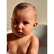 Lou participe au concours pour gagner de l'argent avec cette photo : baby, child, bathtub, wet, skin, face, eyes, curious, portrait, indoor, light, shadow, head, shoulders, water, young, cute, expression, bath, person
