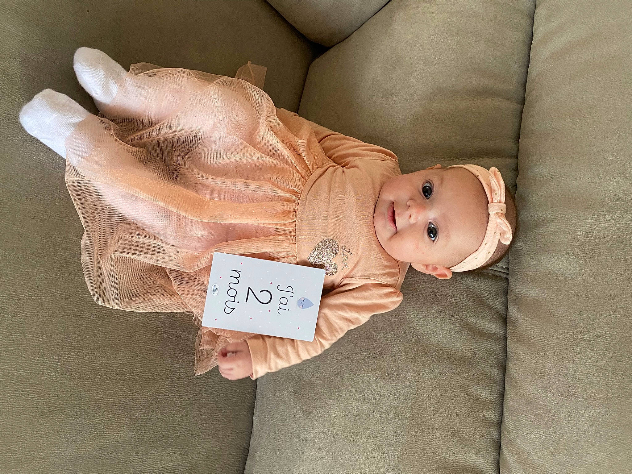 Clara a rejoint le concours — aidez-le/la à gagner de superbes lots ! baby, baby_products, baby_toddler_clothing, child, comfort, fashion_accessory, handwriting, linens, paper, paper_product, peach, person, room, sitting, sleep, toddler, wood