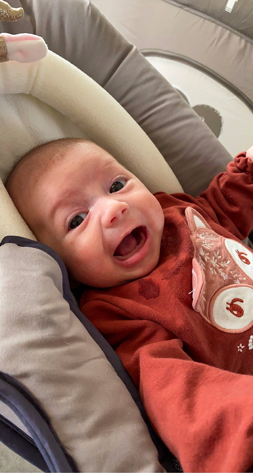 Clara a rejoint le concours — aidez-le/la à gagner de superbes lots ! baby, baby_in_car_seat, baby_products, baby_toddler_clothing, car_seat, carmine, cheek, child, comfort, event, facial_expression, fun, gesture, happy, mouth, person, product, skin, smile, toddler