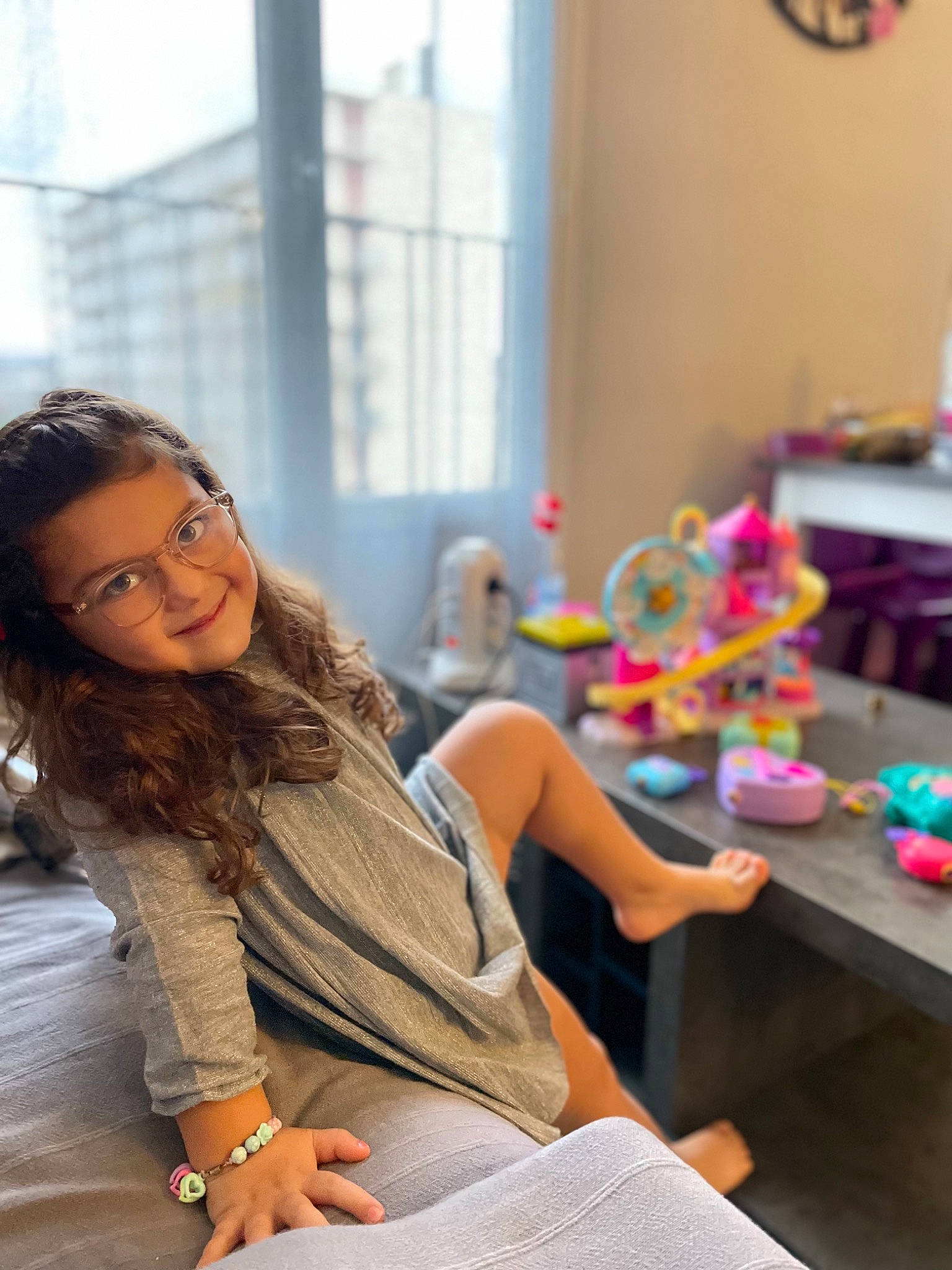 Emna a rejoint le concours — aidez-le/la à gagner de superbes lots ! adaptation, chair, child, event, eyewear, fashion, fashion_design, flooring, fun, human, jewellery, joy, learning, leisure, person, room, sitting, t_shirt, table, vacation