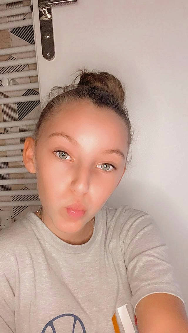 Assia participe au concours pour gagner de l'argent avec cette photo : black_hair, cheek, chest, ear, eyebrow, eyelash, flash_photography, forehead, fun, gesture, jaw, lip, mouth, neck, no_expression, nose, person, portrait_photography, selfie, t_shirt