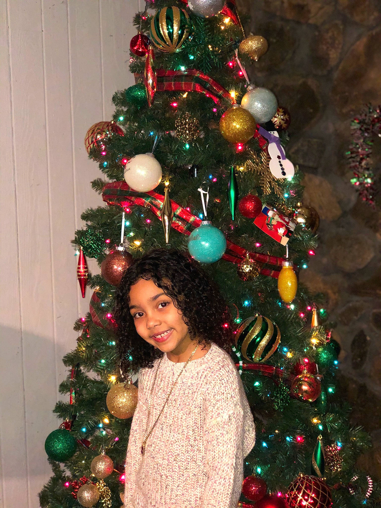 Madelize is registered to the contest to win money with this photo: christmas, christmas_decoration, christmas_eve, christmas_lights, christmas_ornament, christmas_tree, conifer, event, evergreen, fir, green, holiday, holiday_ornament, human, interior_design, joy, ornament, person, pine_family, red