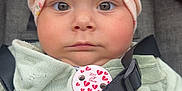 Anaé a rejoint le concours — aidez-le/la à gagner de superbes lots ! baby, child, car_seat, headwrap, bow, pink, floral, face, eyes, clothing, straps, hand, skin, cute, infant, seatbelt, expression, closeup, indoors, person