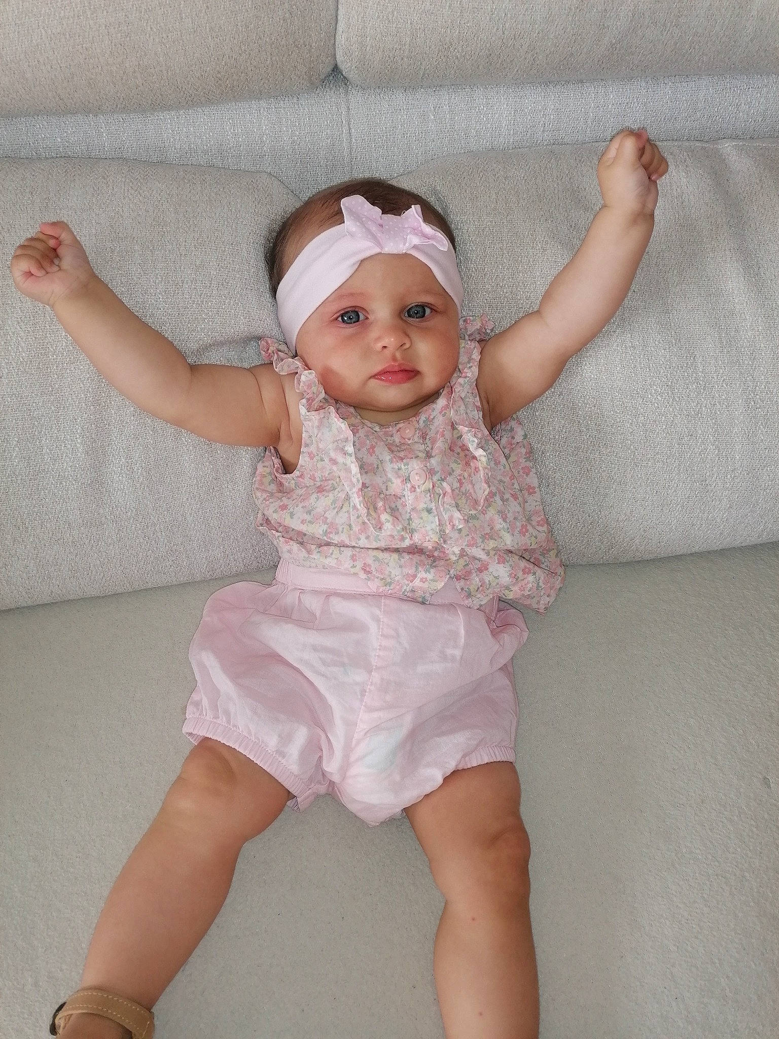 Liana a rejoint le concours — aidez-le/la à gagner de superbes lots ! arm, baby_toddler_clothing, dress, embellishment, eye, finger, flash_photography, hand, head, headgear, headwear, iris, leg, neck, person, pink, shoulder, skin, sleeve, textile