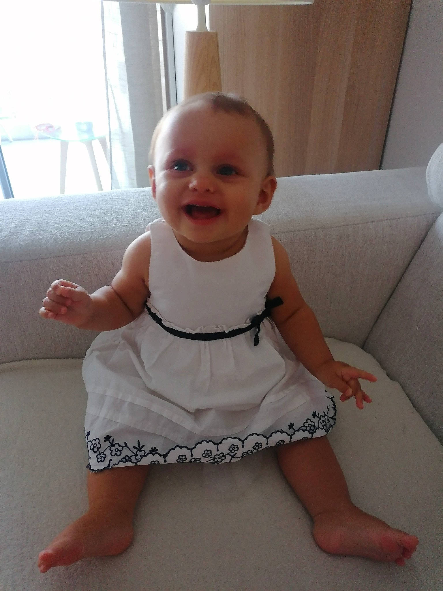 Liana a rejoint le concours — aidez-le/la à gagner de superbes lots ! baby, baby_toddler_clothing, cheek, chin, comfort, couch, day_dress, dress, finger, floor, flooring, happy, human_body, iris, joint, joy, person, sitting, skin, sleeve