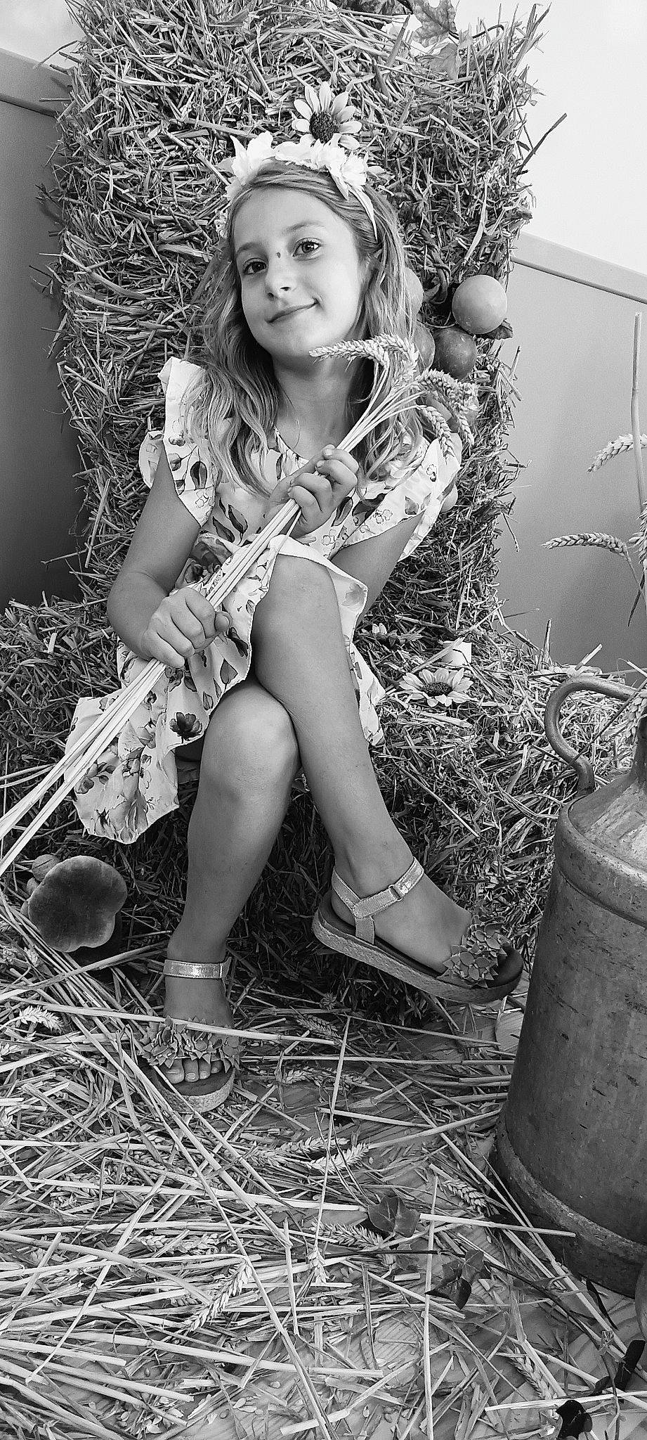 Noëlly a rejoint le concours — aidez-le/la à gagner de superbes lots ! black, black_and_white, branch, flash_photography, grass, hairstyle, happy, human_body, joy, knee, monochrome, people_in_nature, person, photograph, plant, shoe, smile, sneakers, style, thigh