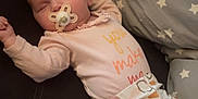 Ariane a rejoint le concours — aidez-le/la à gagner de superbes lots ! baby, child, comfort, couch, cozy, cute, home, indoor, infant, lying_down, pacifier, patterned_clothing, peaceful, pillow, relaxing, rest, sleeping, small_person, soft_lighting, stars