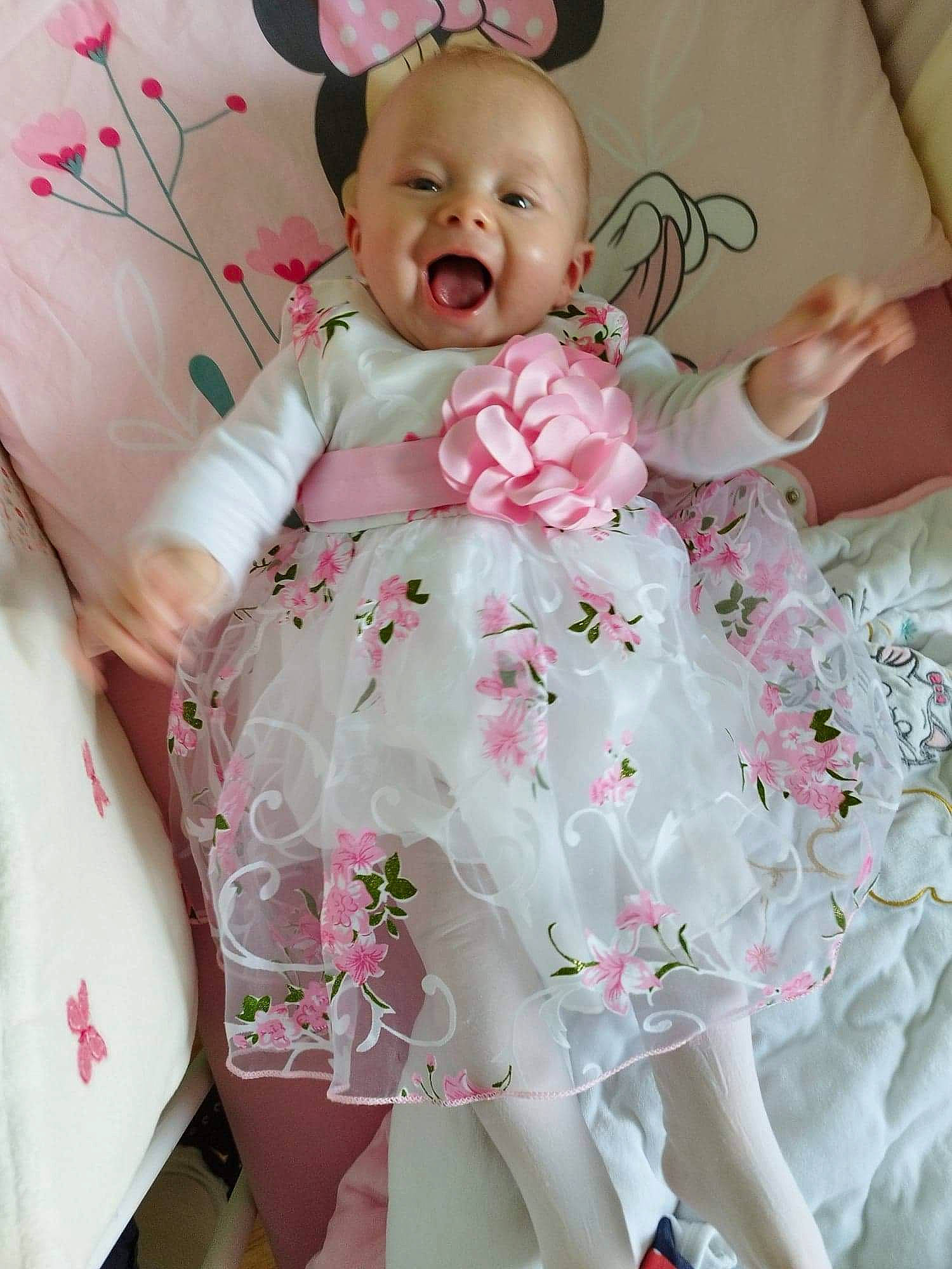 Yleanna a rejoint le concours — aidez-le/la à gagner de superbes lots ! baby, baby_toddler_clothing, cheek, child, collar, comfort, dress, eye, face, happy, human_body, linens, pattern, person, petal, pink, skin, sleeve, textile, toddler