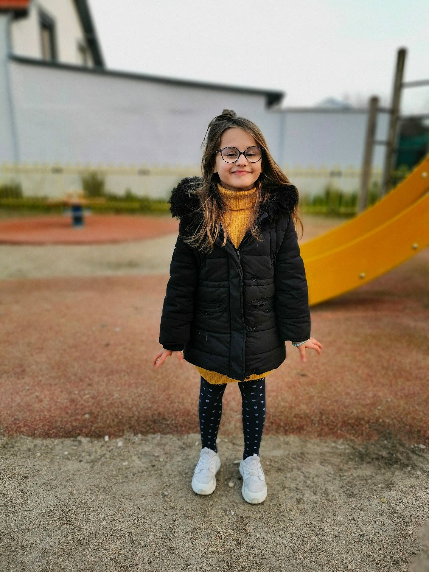 Kenza a rejoint le concours — aidez-le/la à gagner de superbes lots ! black_hair, cool, denim, eyewear, facial_expression, fashion_design, glasses, jacket, joy, knee, leather_jacket, long_hair, outerwear, person, plaid, sky, sleeve, smile, sunglasses, thigh