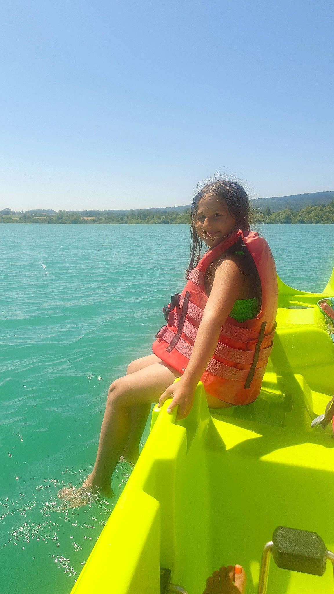 Kenza a rejoint le concours — aidez-le/la à gagner de superbes lots ! boat, boating, boats_and_boating_equipment_and_supplies, fun, holiday, joy, lake, leisure, lifejacket, person, personal_protective_equipment, recreation, reservoir, sky, smile, thigh, travel, vacation, vest, water