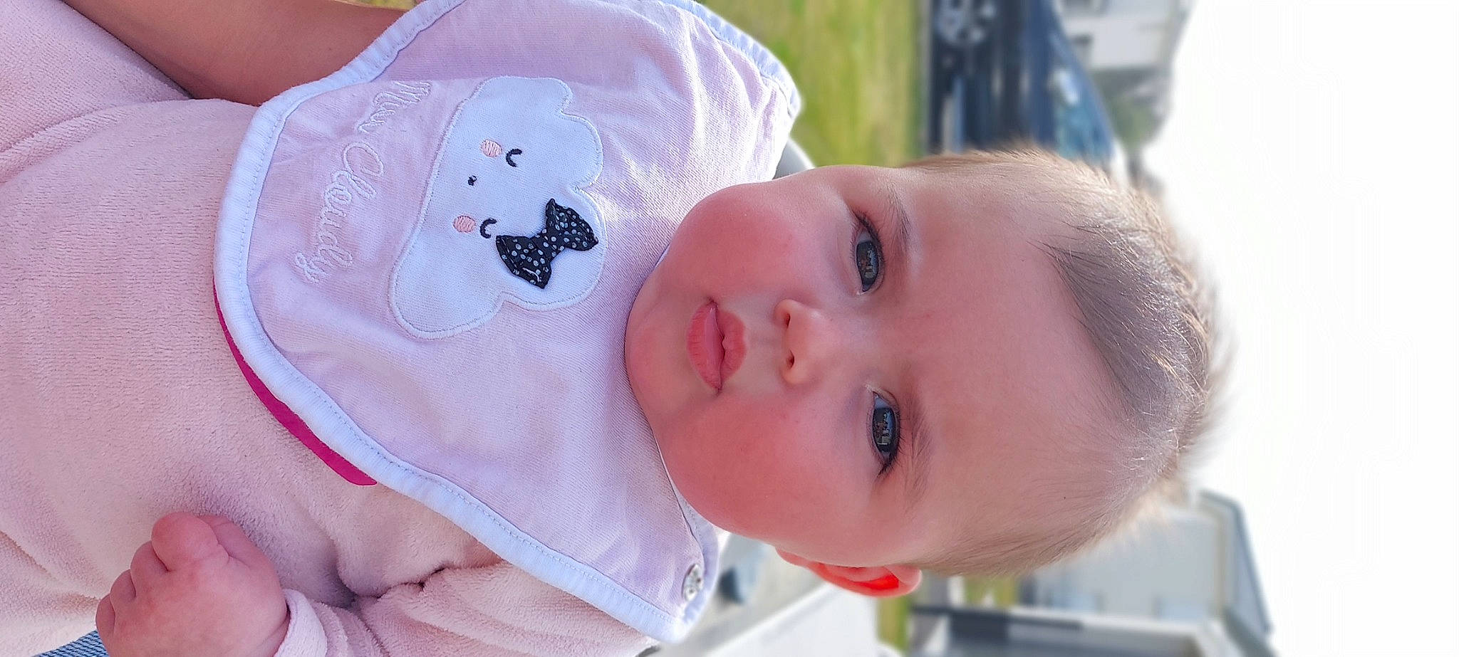 Jade a rejoint le concours — aidez-le/la à gagner de superbes lots ! baby, baby_products, baby_toddler_clothing, cheek, child, eye, eyelash, happy, head, headgear, lip, mammal, mouth, nose, person, skin, sleeve, smile, toddler, tree