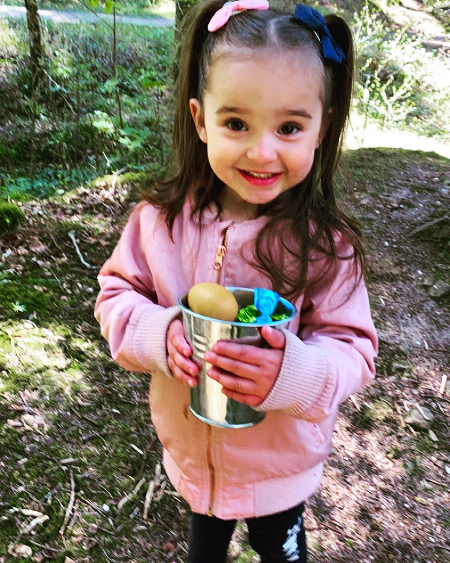 Kayla a rejoint le concours — aidez-le/la à gagner de superbes lots ! child, forest, fruit, fun, goggles, grass, happy, joy, leaf, magenta, people_in_nature, person, pink, plant, recreation, smile, spring, tableware, terrestrial_plant, toddler