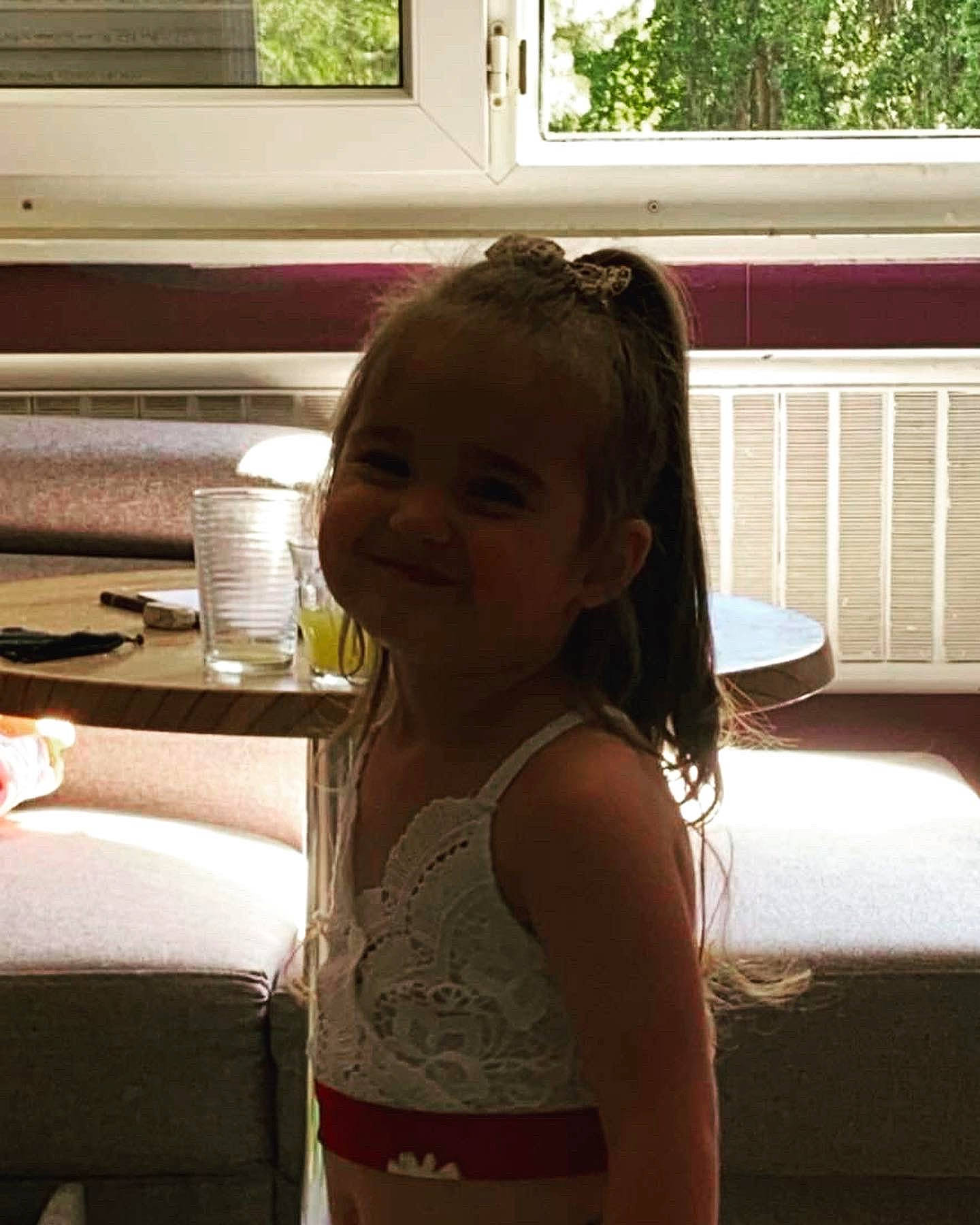 Kayla a rejoint le concours — aidez-le/la à gagner de superbes lots ! chest, child, elbow, fun, happy, head, human_body, joy, laugh, leisure, person, room, shoulder, sitting, smile, standing, table, toddler, trunk, under_exposed