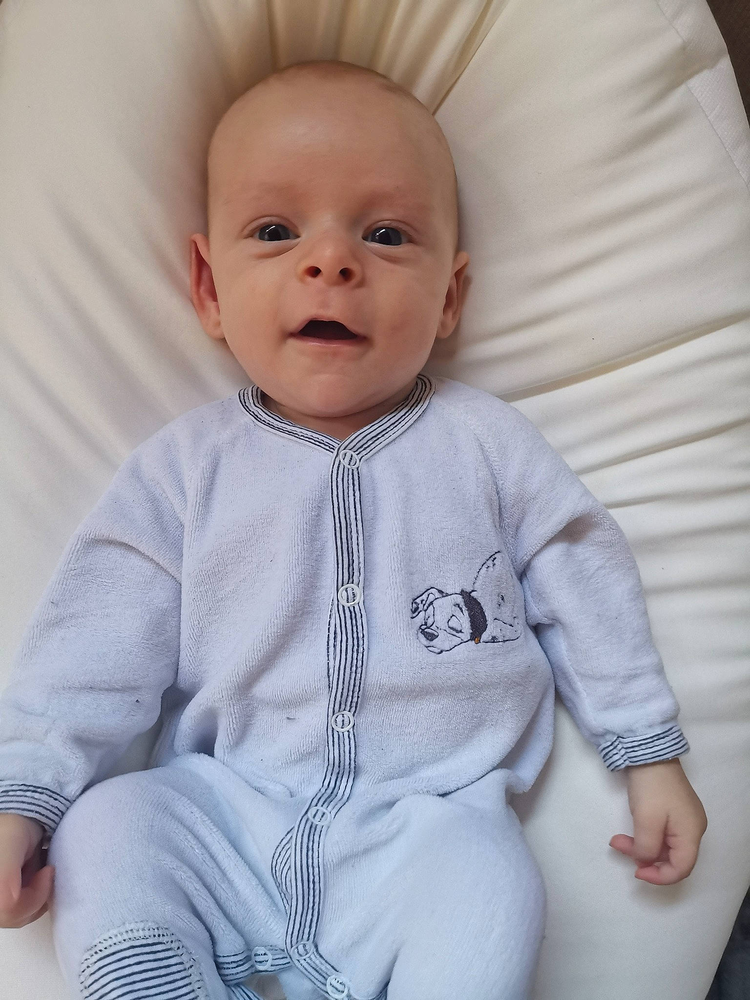 Kay a rejoint le concours — aidez-le/la à gagner de superbes lots ! baby, baby_toddler_clothing, cheek, child, collar, comfort, electric_blue, happy, linens, magenta, outerwear, pattern, person, portrait_photography, product, sitting, sleeve, smile, t_shirt, toddler