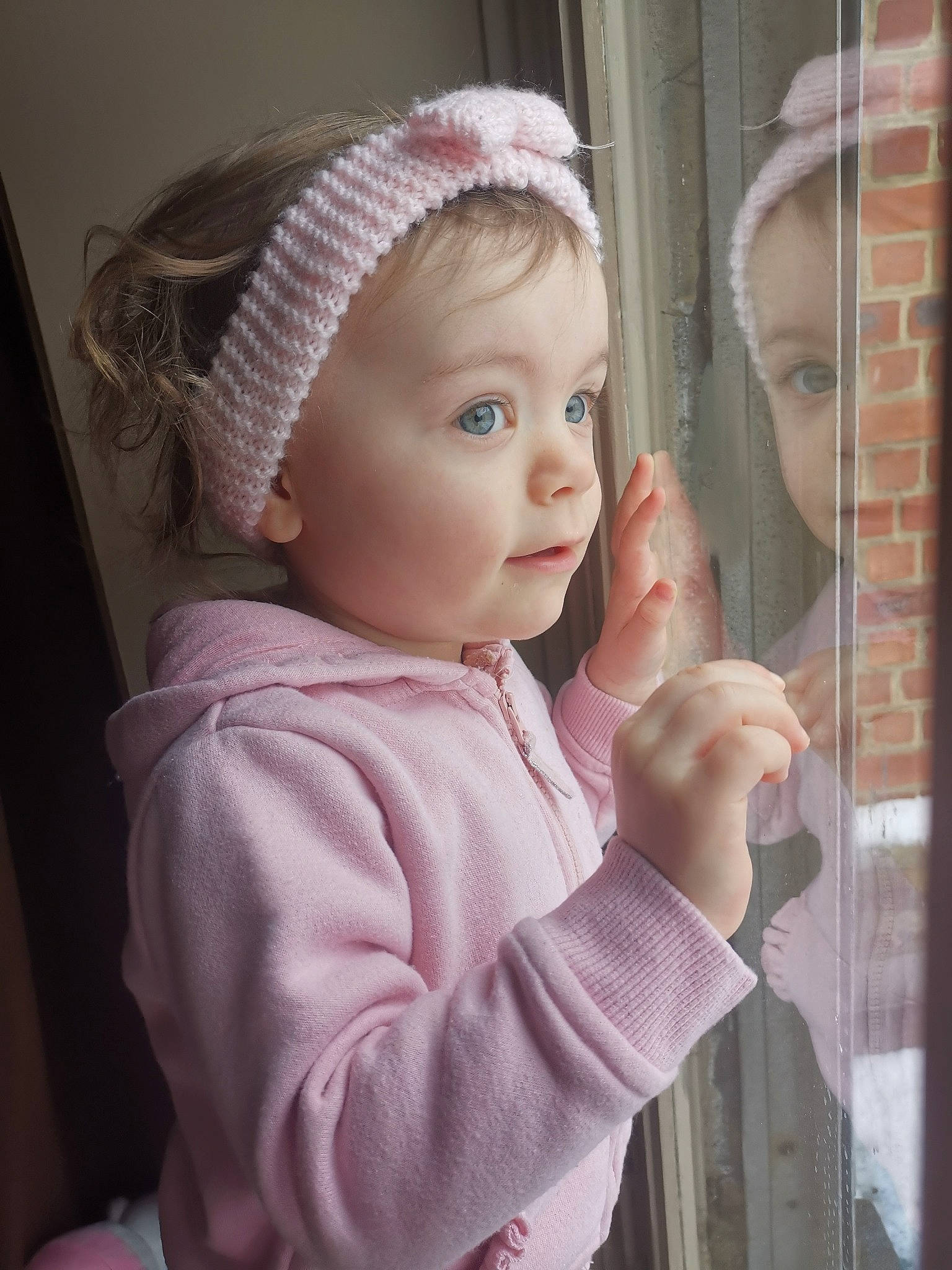 Ivy a rejoint le concours — aidez-le/la à gagner de superbes lots ! arm, baby_toddler_clothing, cap, cheek, chin, ear, eye, eyebrow, eyelash, gesture, happy, human_body, iris, lip, nose, person, pink, skin, sleeve, toddler