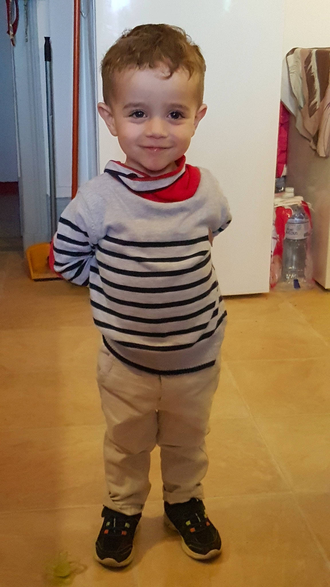 Antoine a rejoint le concours — aidez-le/la à gagner de superbes lots ! baby_toddler_clothing, child, clothing, cool, joy, male, outerwear, person, shoe, sleeve, standing, t_shirt, toddler, trousers