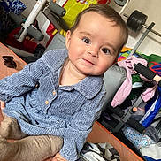 Katalëya a rejoint le concours — aidez-le/la à gagner de superbes lots ! baby, child, indoor, portrait, smile, corduroy, blue_clothing, bed, blanket, gym_equipment, weights, flag, spanish_flag, sunglasses, clothing, person, face, hand, seated, curly_hair