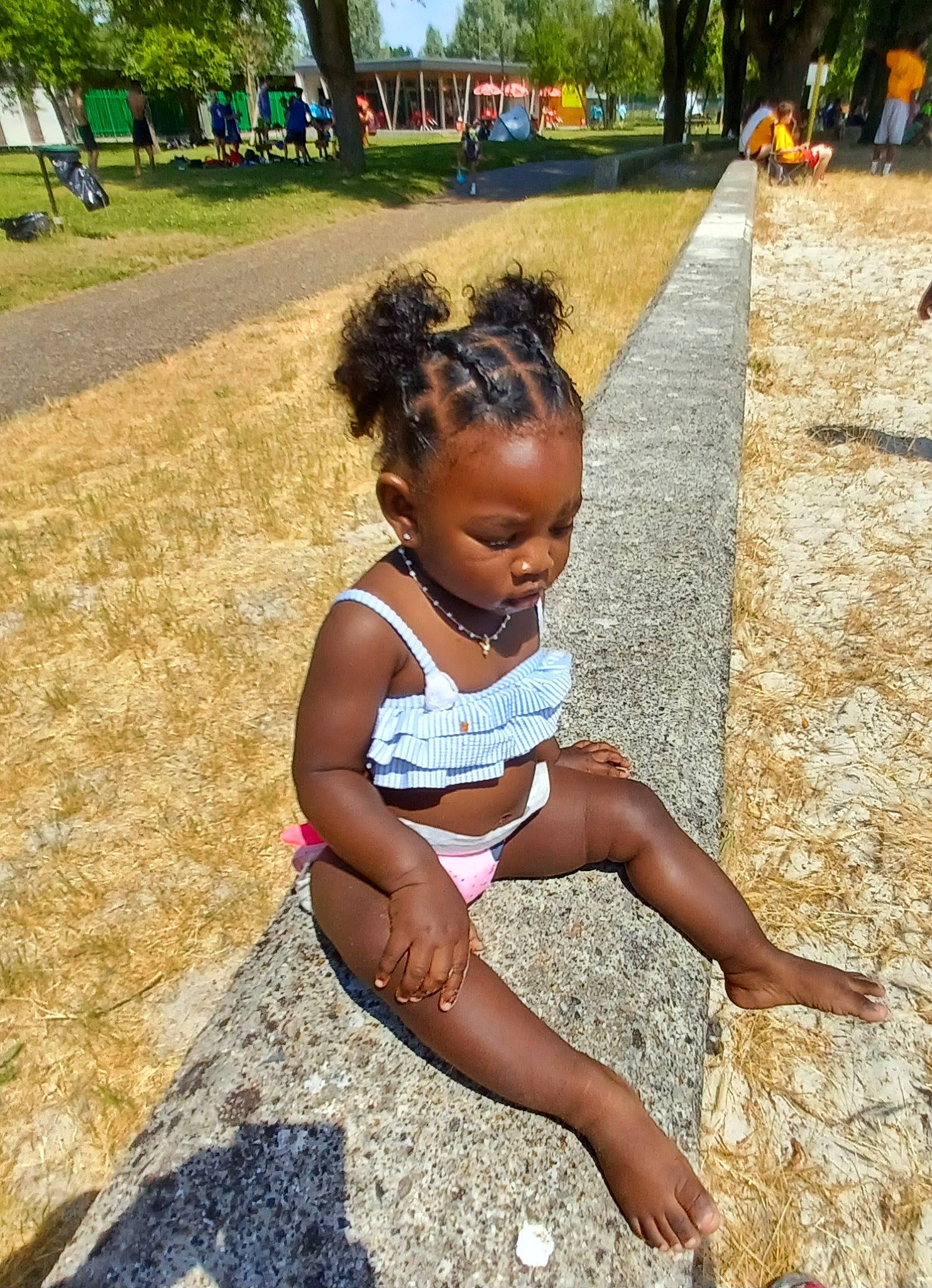 Pearl participe au concours pour gagner de l'argent avec cette photo : foot, fun, grass, happy, human_leg, leg, leisure, people_in_nature, person, plant, recreation, sandal, soil, summer, sunlight, thigh, toddler, tree, trunk, waist