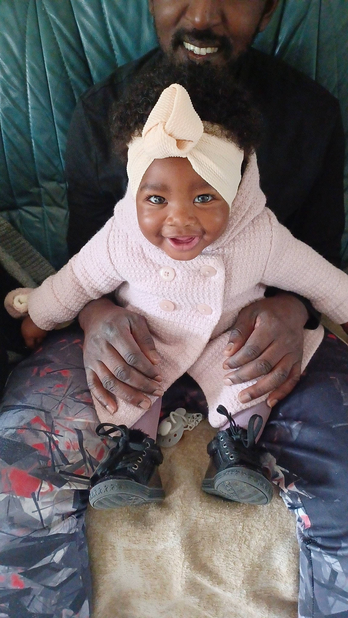 Pearl participe au concours pour gagner de l'argent avec cette photo : cap, comfort, cool, eye, finger, foot, fun, gesture, hand, happy, head, headwear, human_body, people, person, sleeve, smile, snapshot, textile, thigh