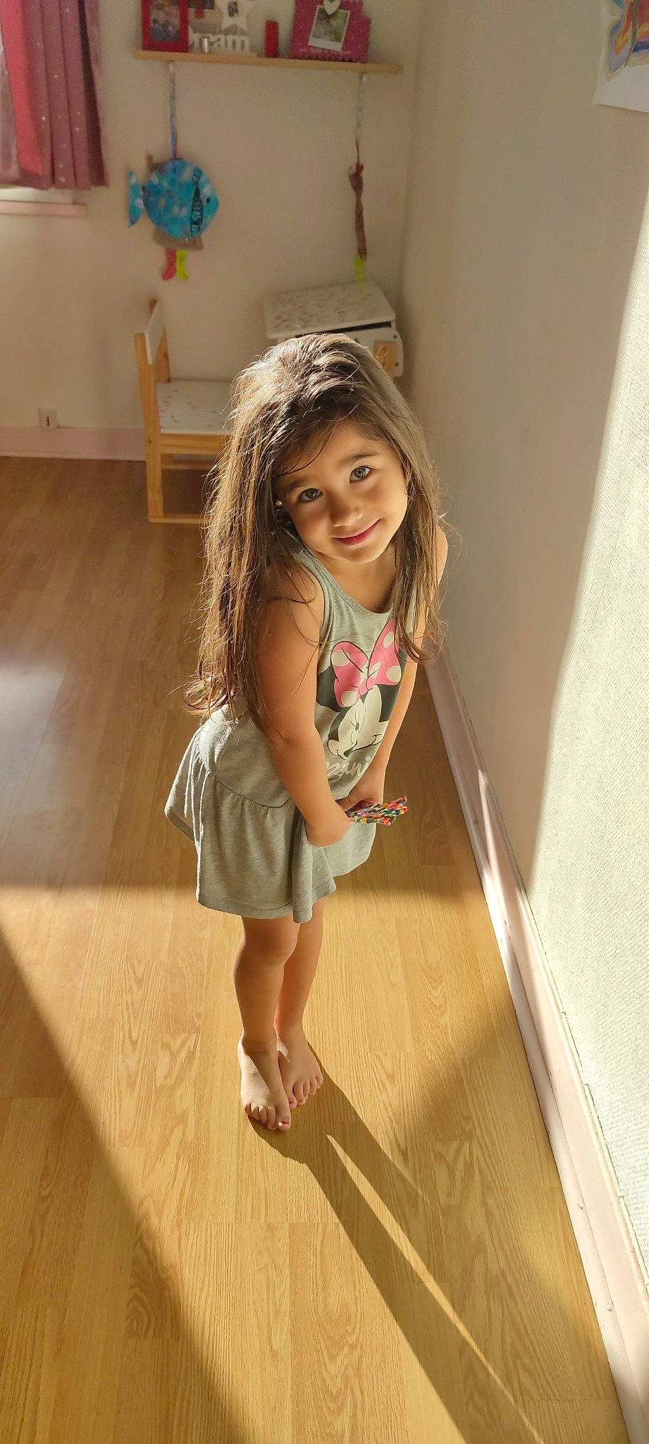 Sohane participe au concours pour gagner de l'argent avec cette photo : blond, brown_hair, dress, eye, fashion_design, floor, flooring, fun, happy, hardwood, head, human_leg, joy, knee, long_hair, person, smile, sportswear, thigh, toddler