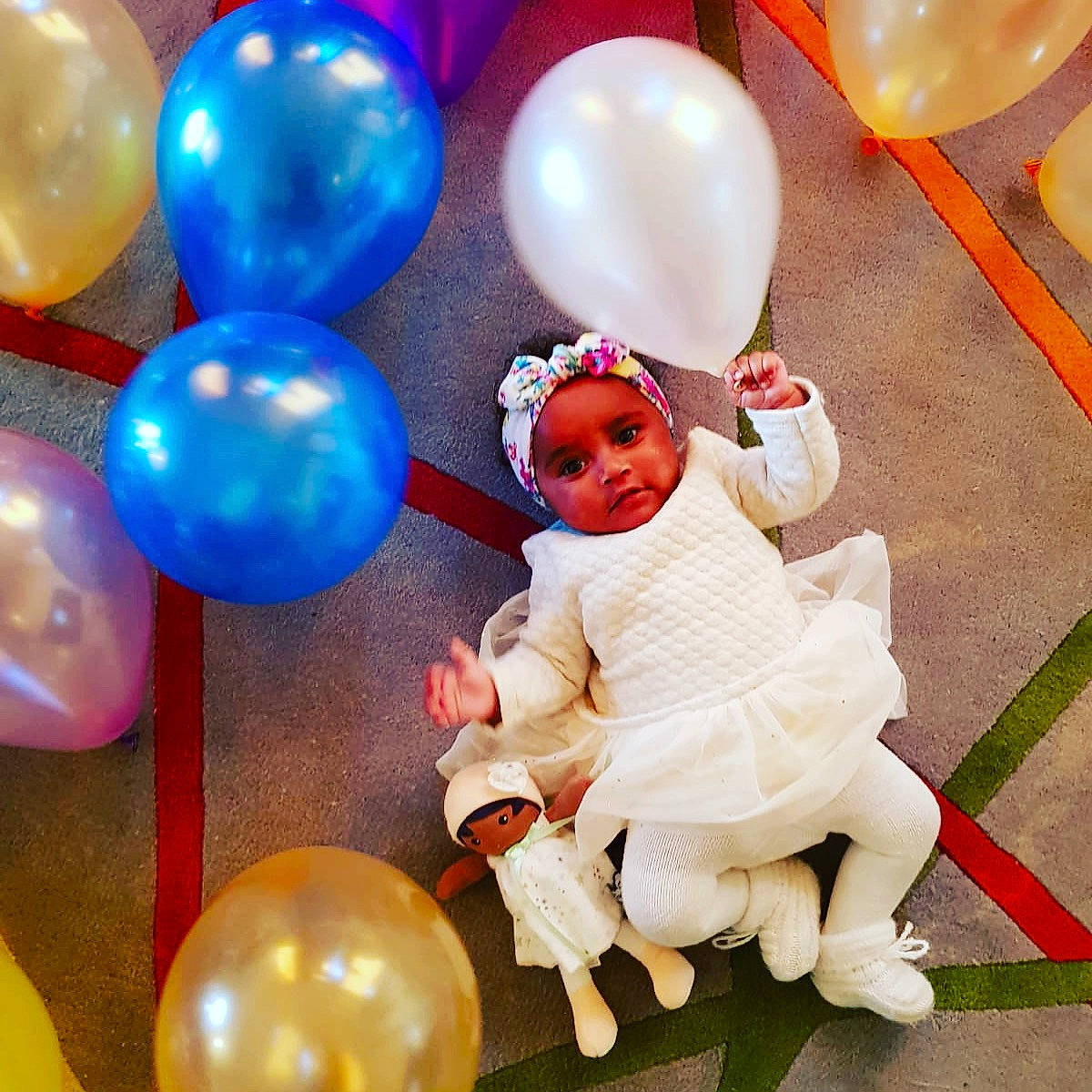 Angie a rejoint le concours — aidez-le/la à gagner de superbes lots ! balloon, child, fun, happy, party, party_supply, person, play, smile, toy