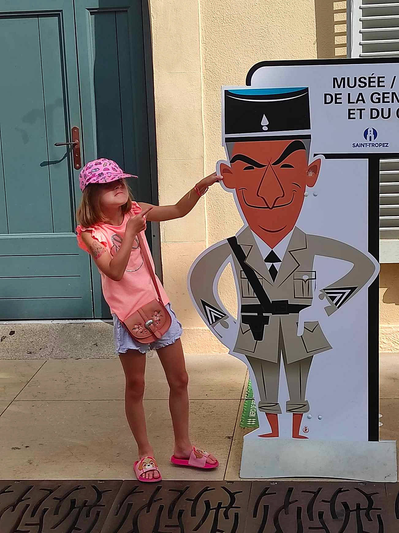 Lana a rejoint le concours — aidez-le/la à gagner de superbes lots ! advertising, animated_cartoon, animation, art, door, eyewear, fiction, font, foot, gesture, graphics, happy, hat, illustration, magenta, painting, person, pink, sandal, toddler