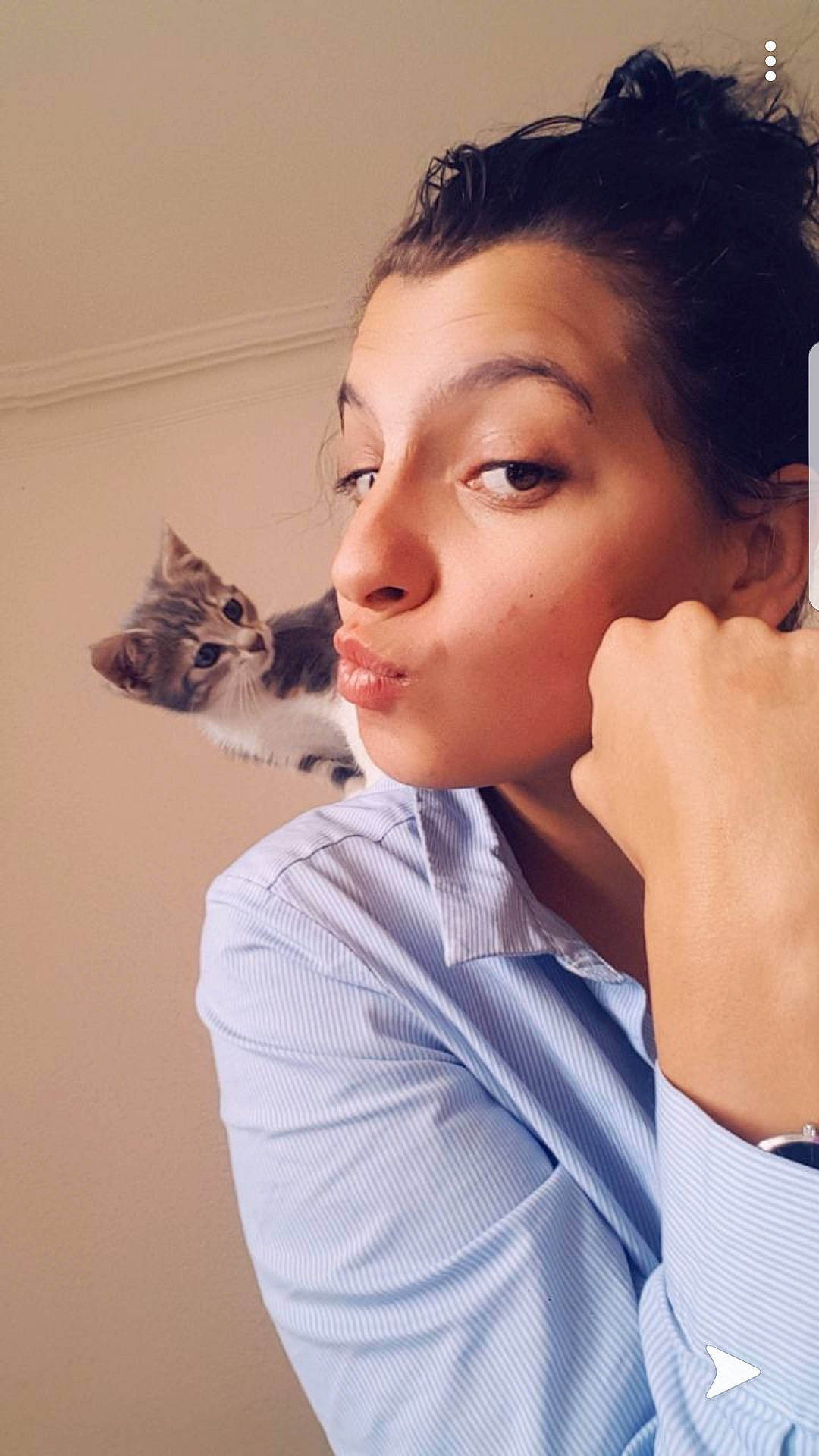 Lily a rejoint le concours — aidez-le/la à gagner de superbes lots ! black_hair, cat, cheek, chin, ear, eye, eyebrow, face, felidae, forehead, gesture, hair, jaw, neck, nose, selfie, skin, small_to_medium_sized_cats, whiskers