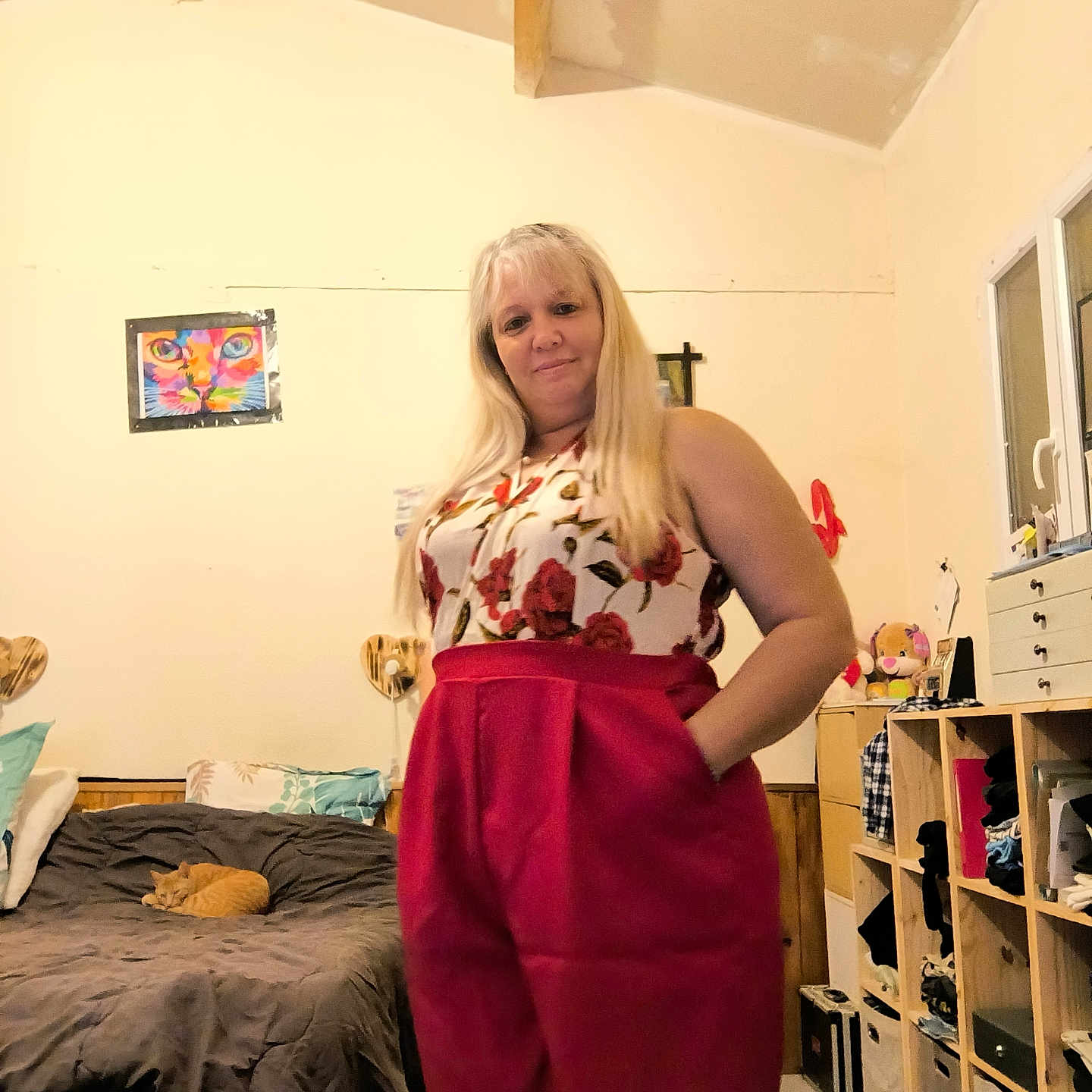 Loulou a rejoint le concours — aidez-le/la à gagner de superbes lots ! bed, bedroom, casual_clothing, cat, cat_sleeping, cozy, cross, dresser, floral_top, furniture, home, indoor, long_hair, painting, pillow, relaxed, shelf, window, woman, wooden_beams