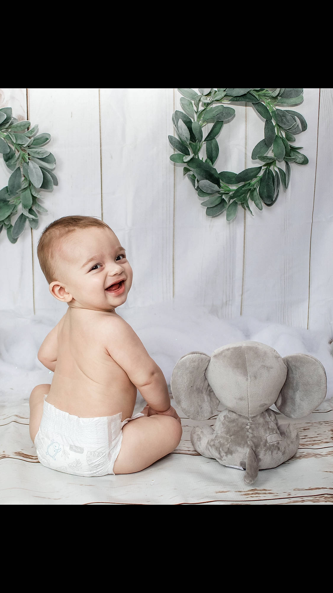 Bo is registered to the contest to win money with this photo: abdomen, art, baby, chest, child, curtain, eye, fashion_accessory, flash_photography, happy, jewellery, linens, monochrome_photography, person, photo_caption, portrait_photography, room, sitting, smile, still_life_photography