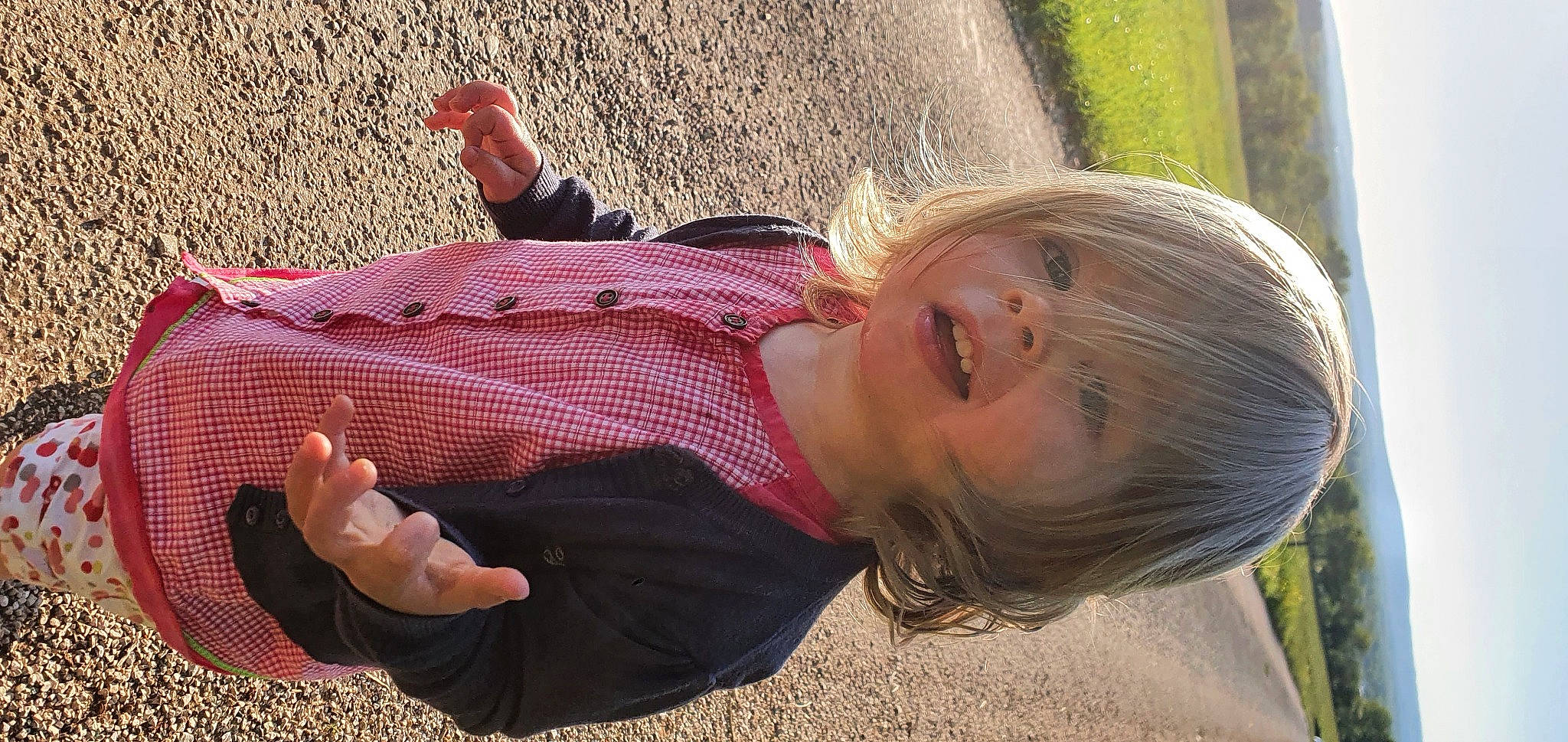 Yuna participe au concours pour gagner de l'argent avec cette photo : child, comfort, fun, grass, happy, leisure, pattern, people_in_nature, person, plaid, plant, play, recreation, sitting, skin, soil, tartan, toddler, tree, wood