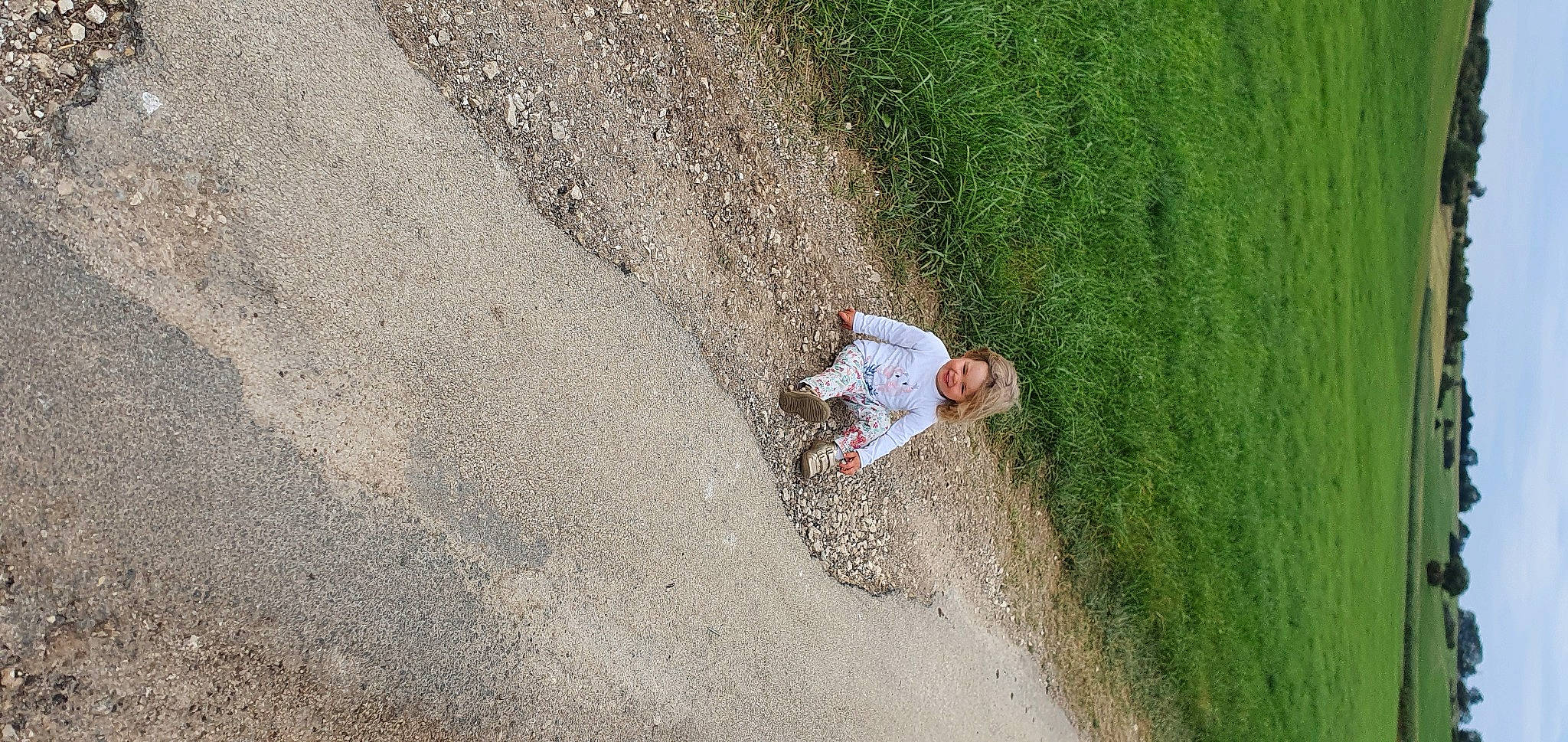 Yuna a rejoint le concours — aidez-le/la à gagner de superbes lots ! asphalt, concrete, extreme_sport, fun, grass, grassland, landscape, leisure, pasture, people_in_nature, person, plant, recreation, road, road_surface, sand, shadow, sidewalk, slope, soil