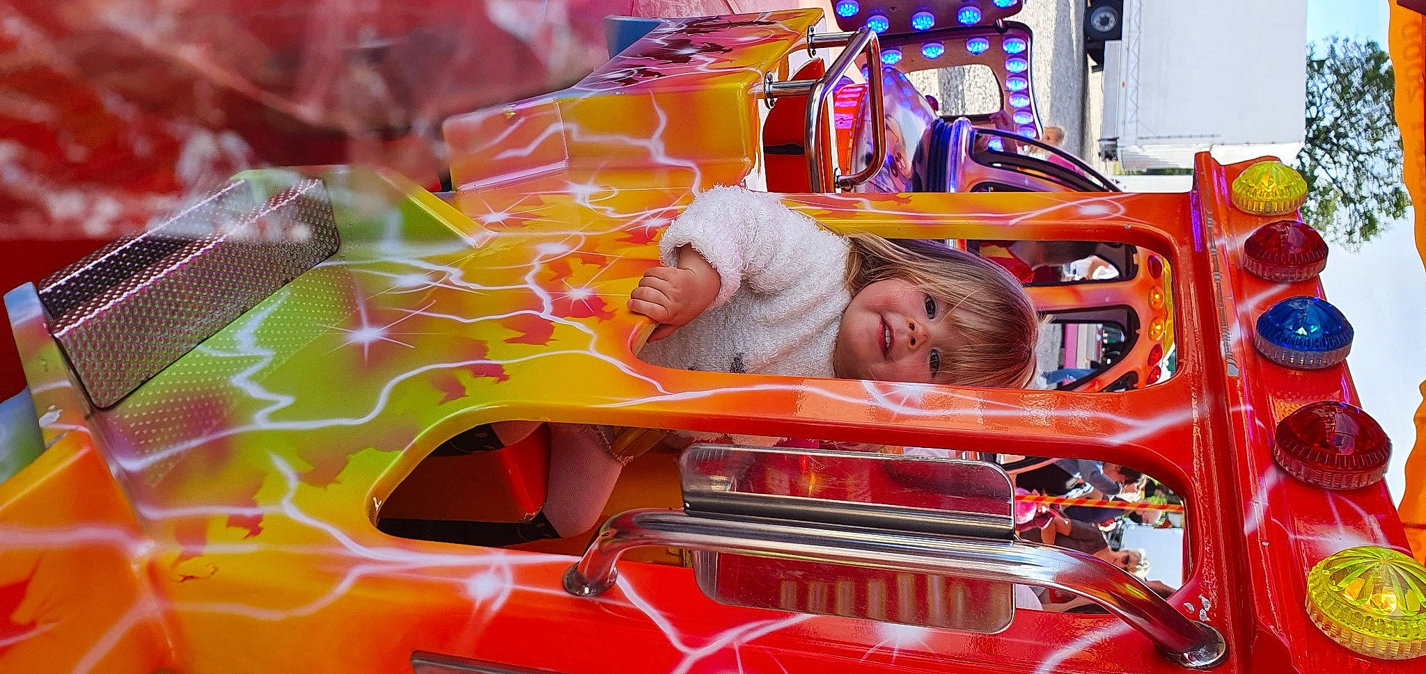 Yuna participe au concours pour gagner de l'argent avec cette photo : amusement_ride, auto_part, automotive_design, automotive_exterior, automotive_lighting, automotive_tire, automotive_wheel_system, bumper, event, fun, leisure, mode_of_transport, motor_vehicle, orange, person, public_space, recreation, red, tire, vehicle