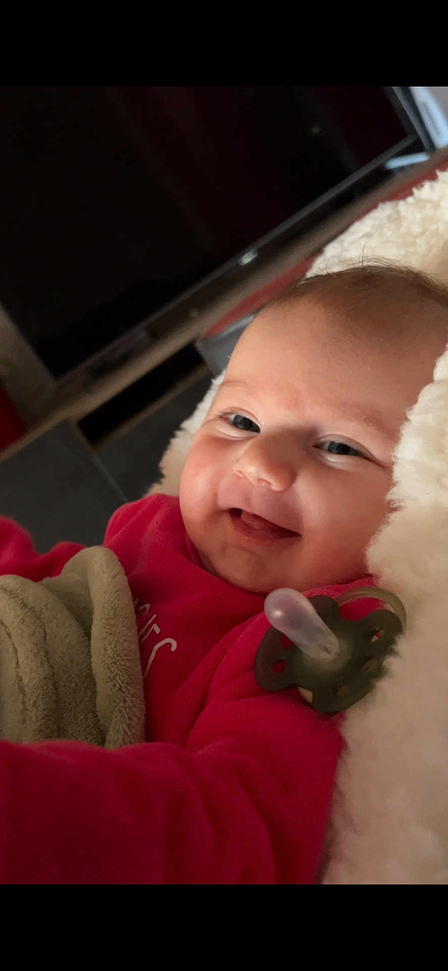 Victoria participe au concours pour gagner de l'argent avec cette photo : baby, smiling, pacifier, blanket, red_clothing, cozy, cushion, face, infant, child, indoors, soft_texture, happy, portrait, cute, lying_down, close_up, warm, comfort, baby_girl
