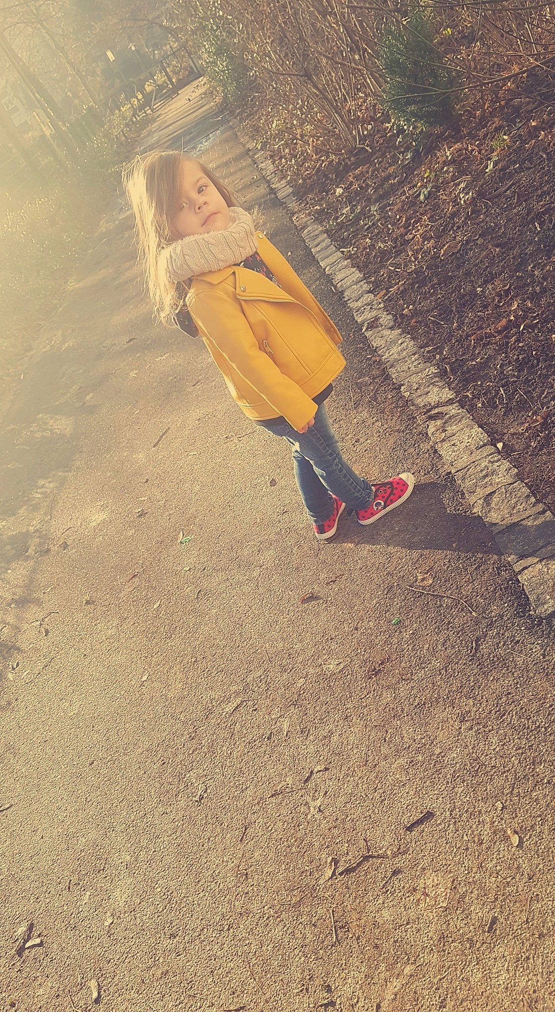 Valentina a rejoint le concours — aidez-le/la à gagner de superbes lots ! asphalt, concrete, fun, grass, happy, human_leg, knee, landscape, leg, leisure, people_in_nature, person, recreation, road_surface, sand, shadow, sitting, slope, soil, tints_and_shades