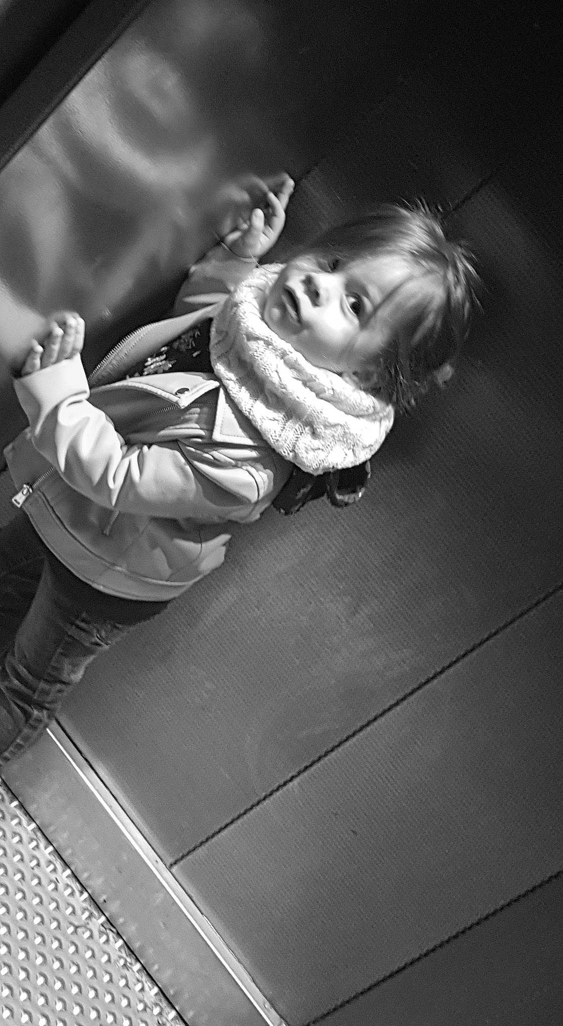 Valentina participe au concours pour gagner de l'argent avec cette photo : black, black_and_white, child, darkness, elbow, flash_photography, fun, gesture, happy, laugh, monochrome, monochrome_photography, night, person, portrait_photography, sitting, smile, stock_photography, street, style