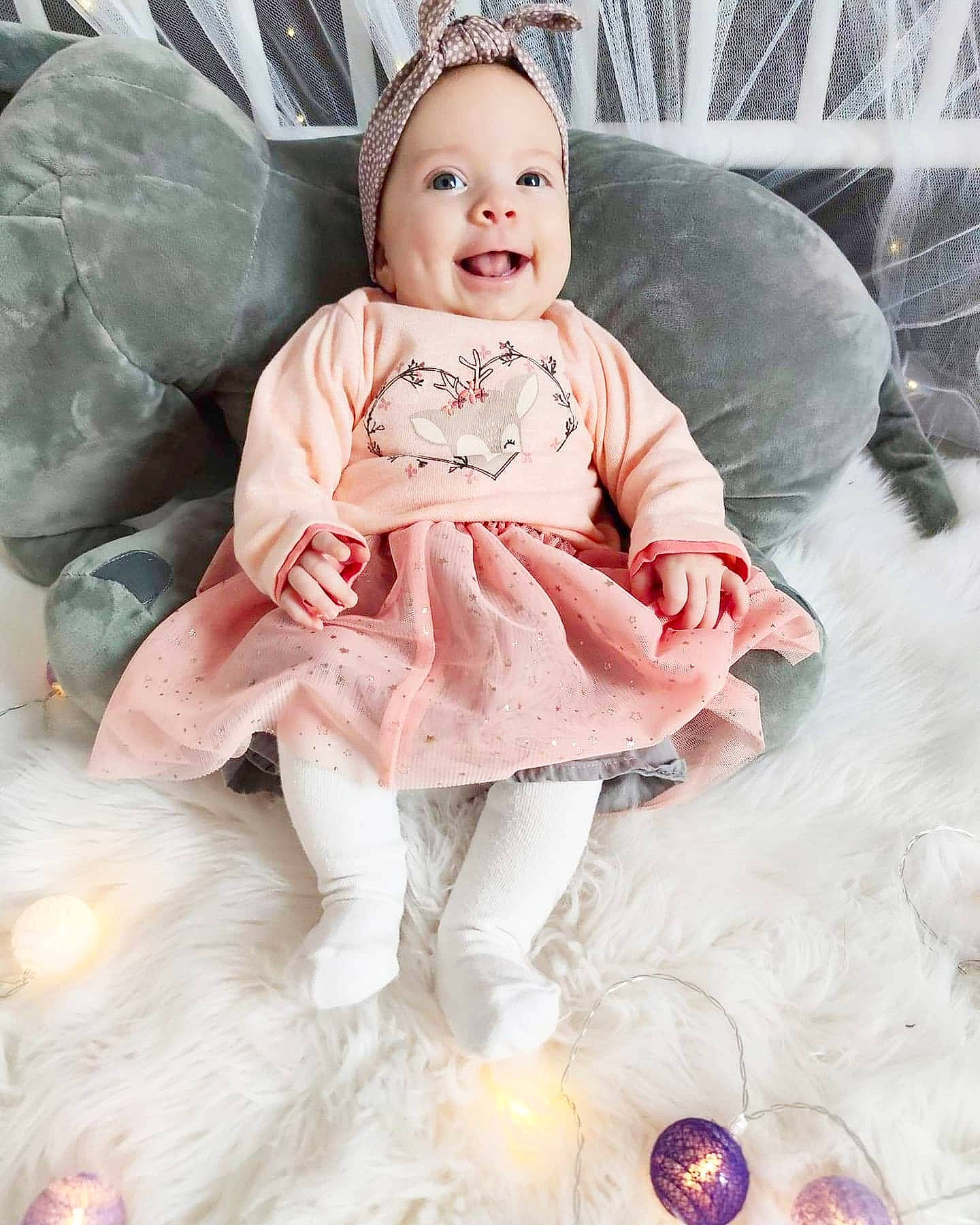 Ambre a rejoint le concours — aidez-le/la à gagner de superbes lots ! baby, baby_products, baby_toddler_clothing, bonnet, child, child_model, costume_accessory, embellishment, hair_accessory, headpiece, headwear, mesh, mouth, nose, peach, person, photo_shoot, pink, portrait_photography, sitting